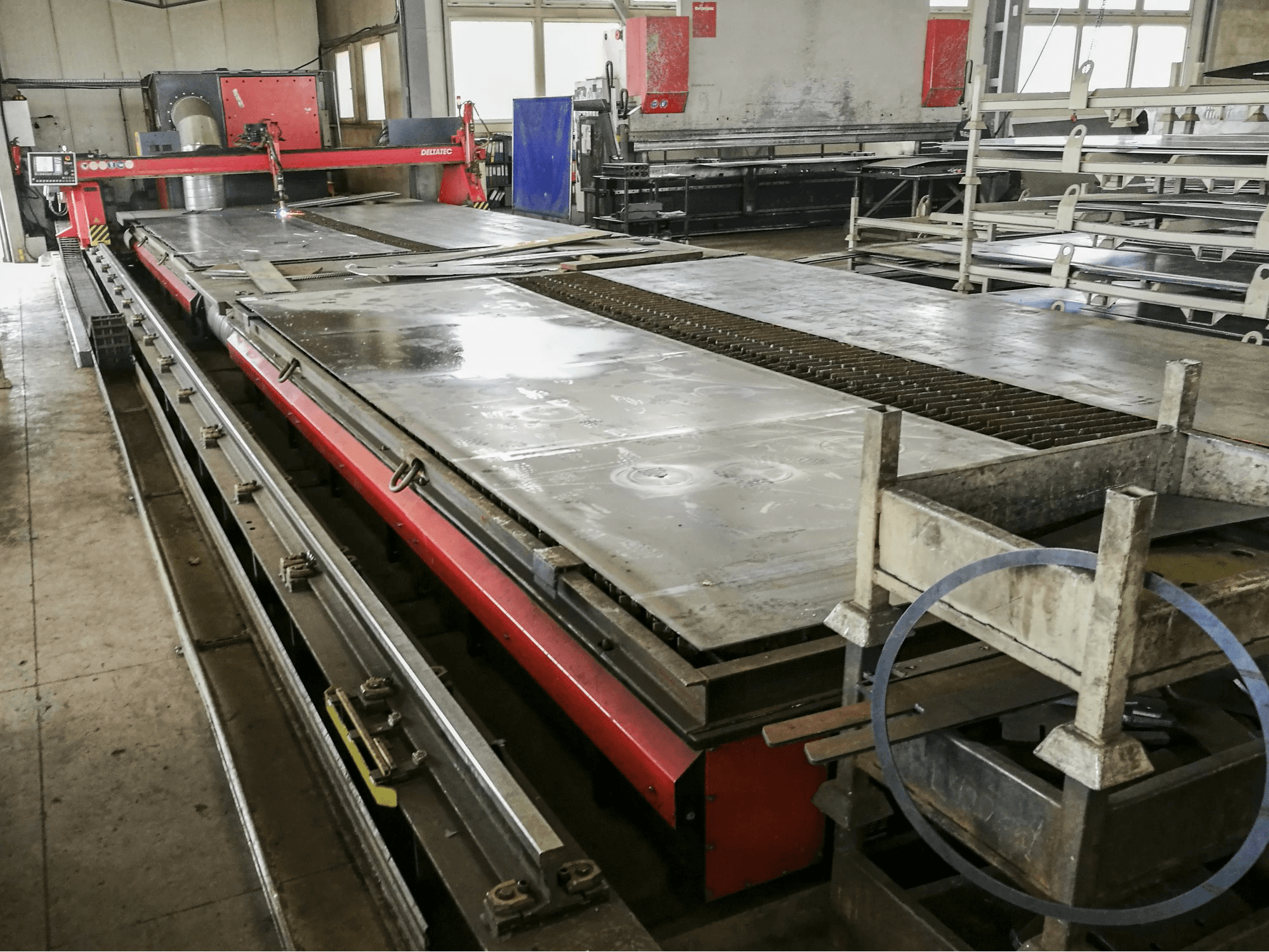 KOIKE-maskinen sedd från vänsterDELTATEC