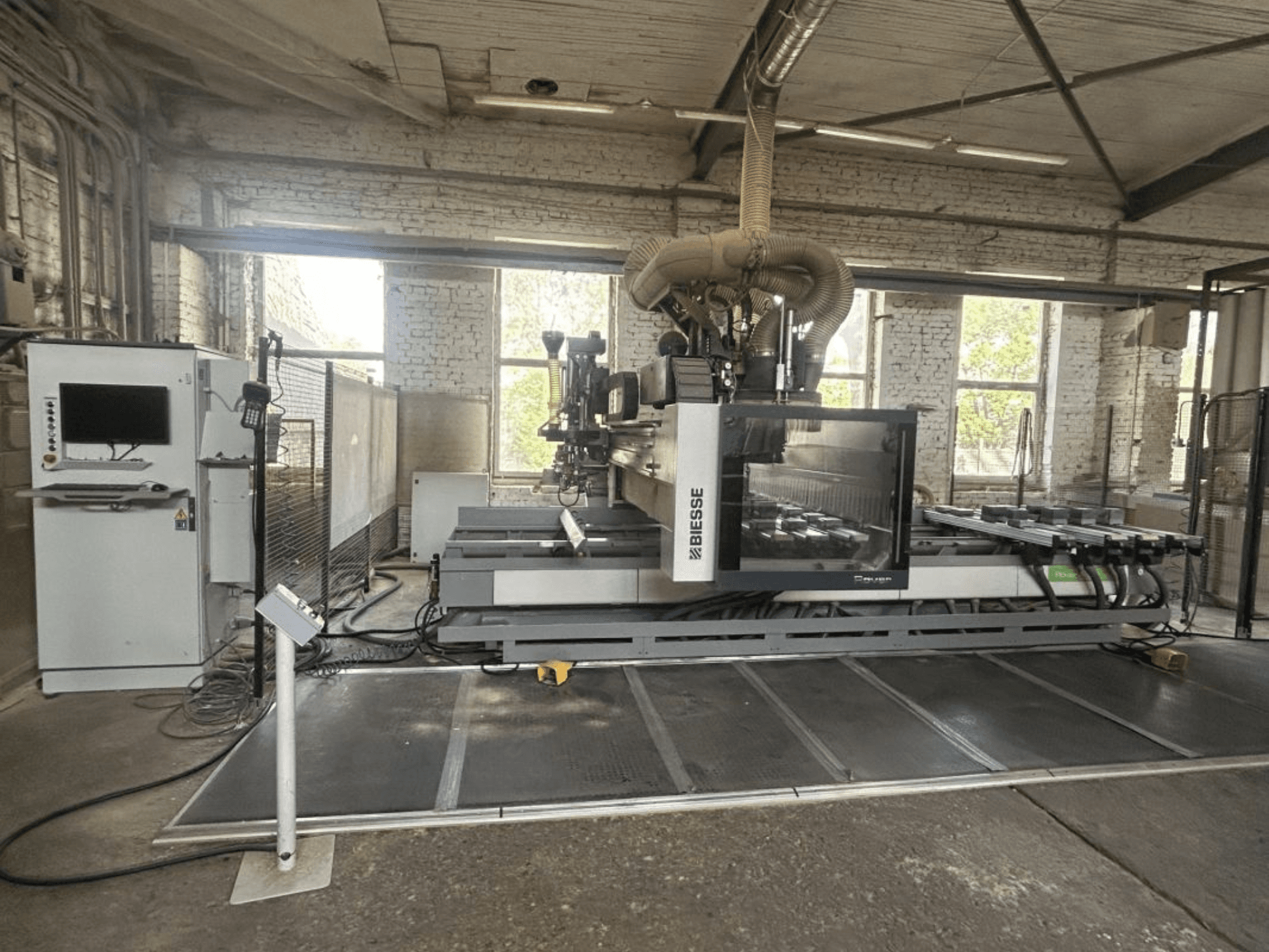 BIESSE Rover A Edge 1643 CNC-bearbetningscenter, framifrån, med kontrollpanel, arbetsbord och industriell miljö.
