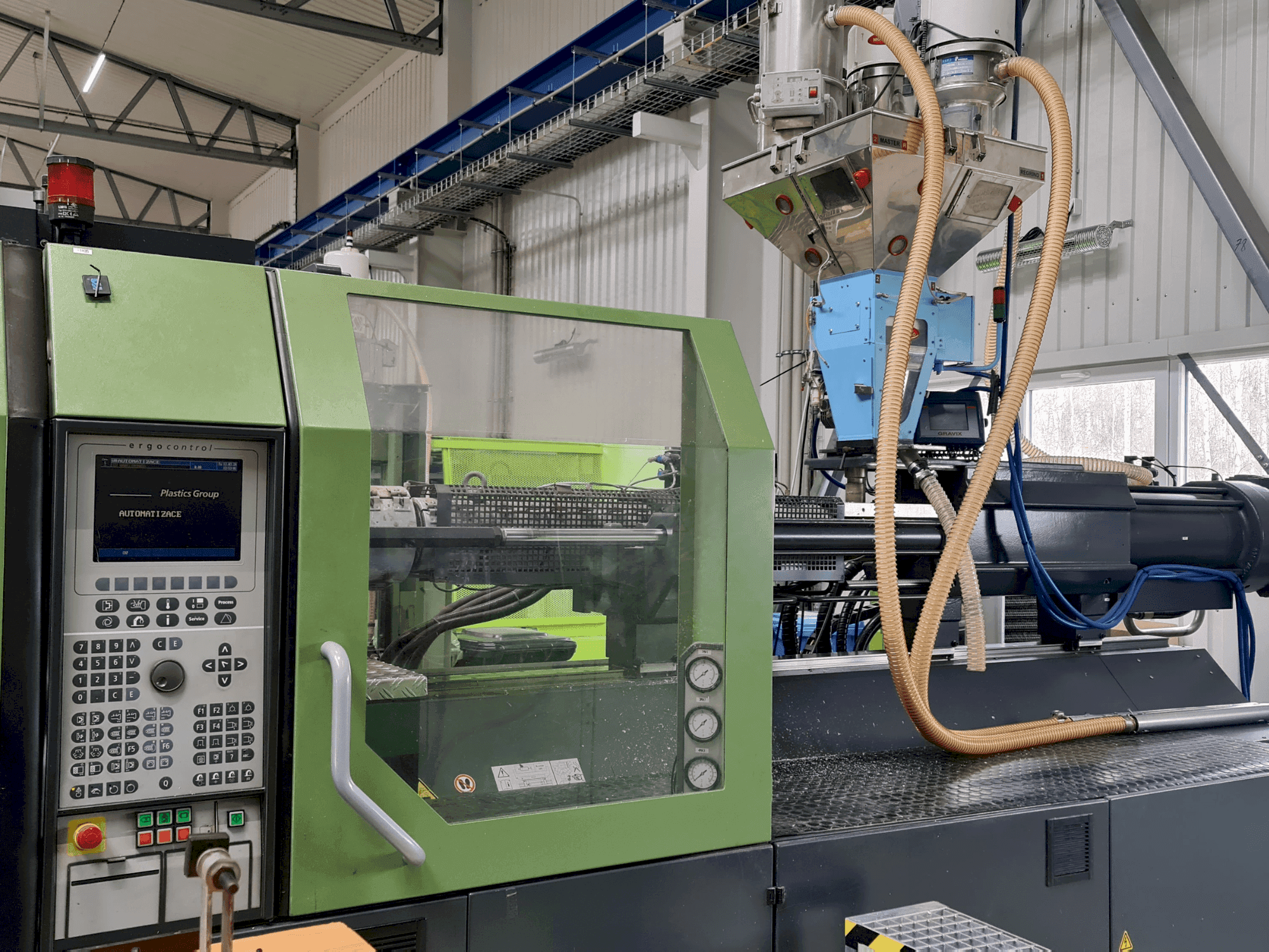 DEMAG Concept 420/810-2300-maskinen sedd från vänster sida