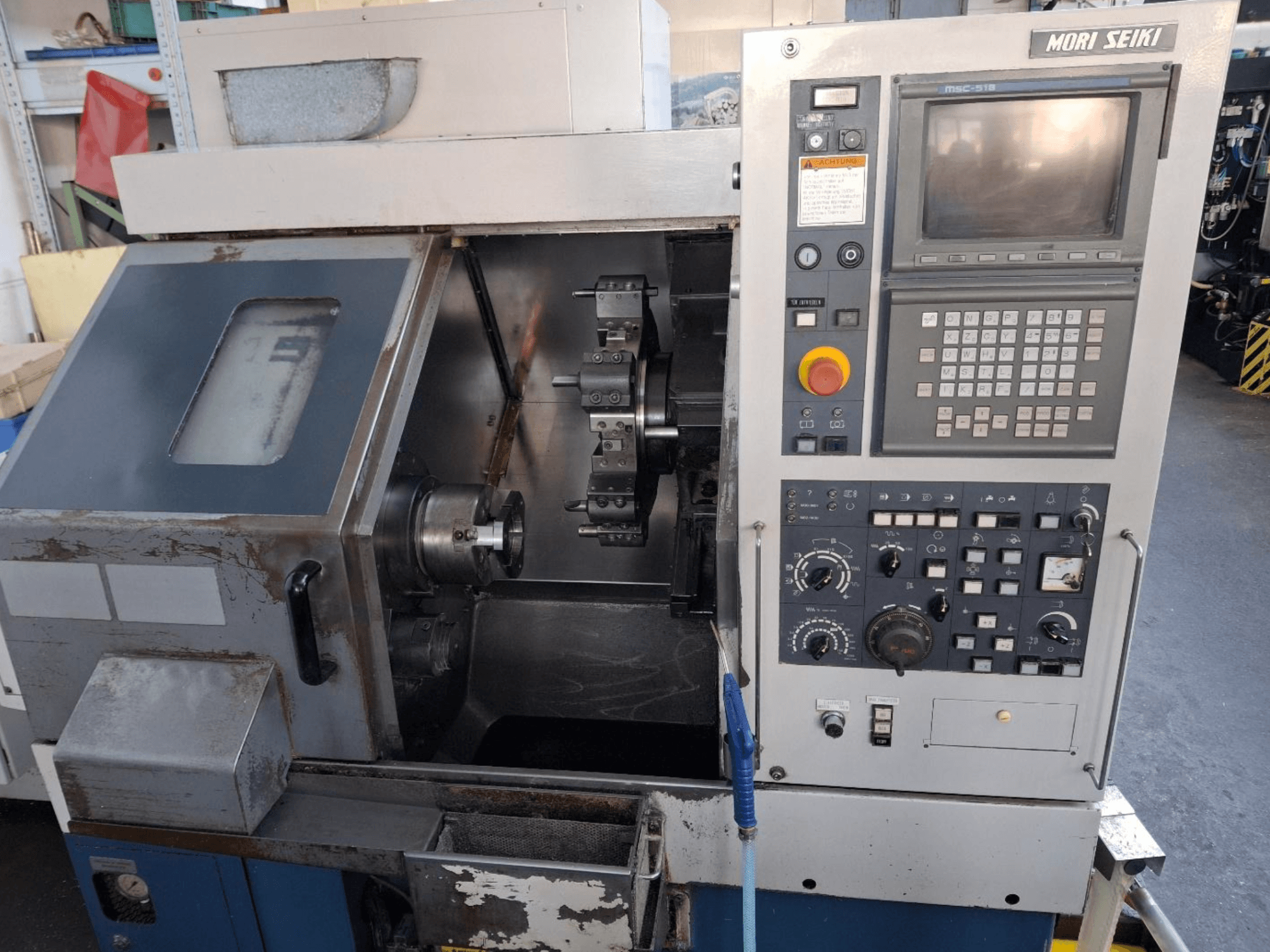 MORI SEIKI CL 15 horisontell svarv, framifrån med kontrollpanel och bearbetningsområde.