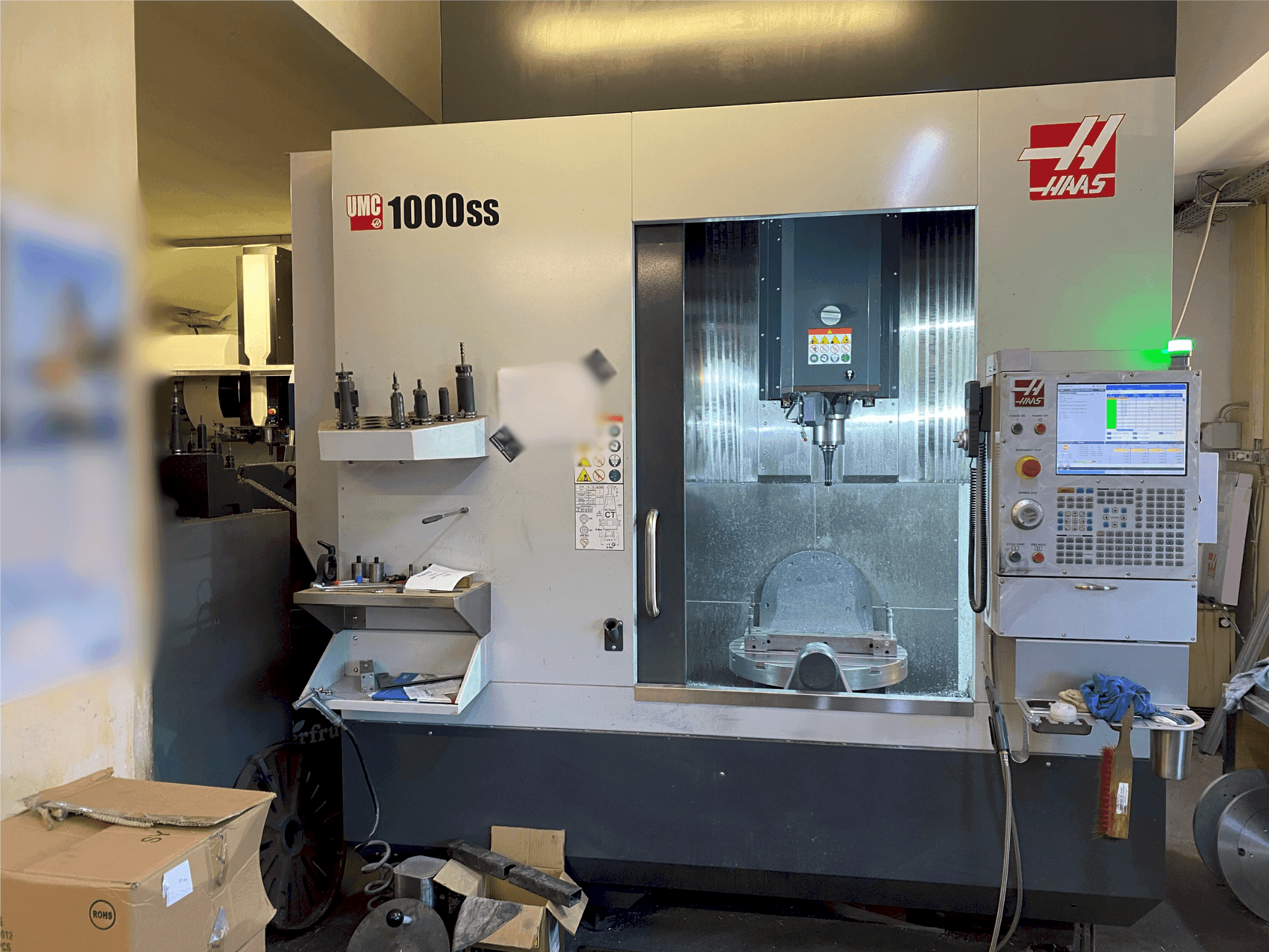 HAAS UMC-1000SS-maskinen framifrån