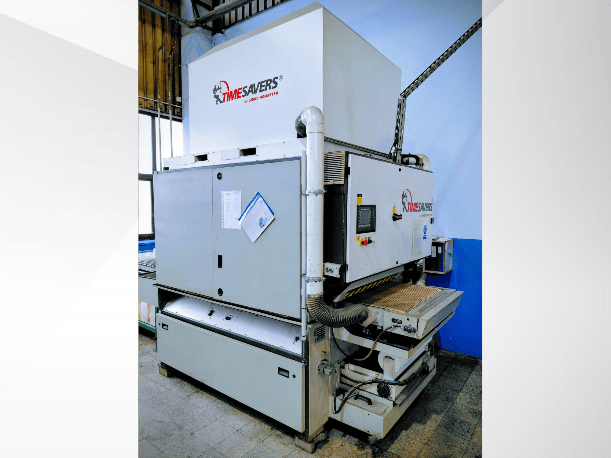 Timesavers slipmaskin för industriellt bruk, vy framifrån. Utrustad med manöverreglage, dammutsug och justerbar slipbädd för precision.