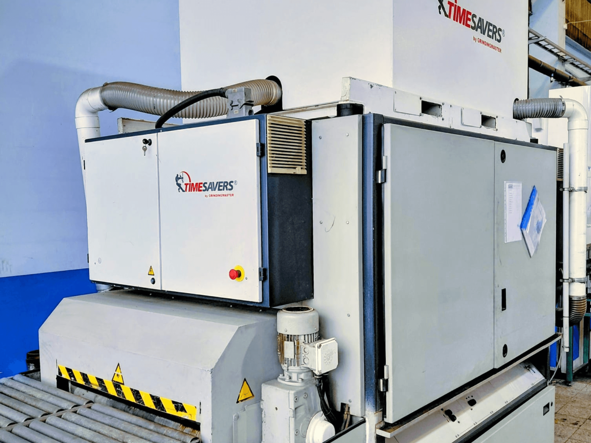 TIME SAVERS industriell slipmaskin, sidovy, har justerbar vals, kontrollpanel och dammutsugningssystem.