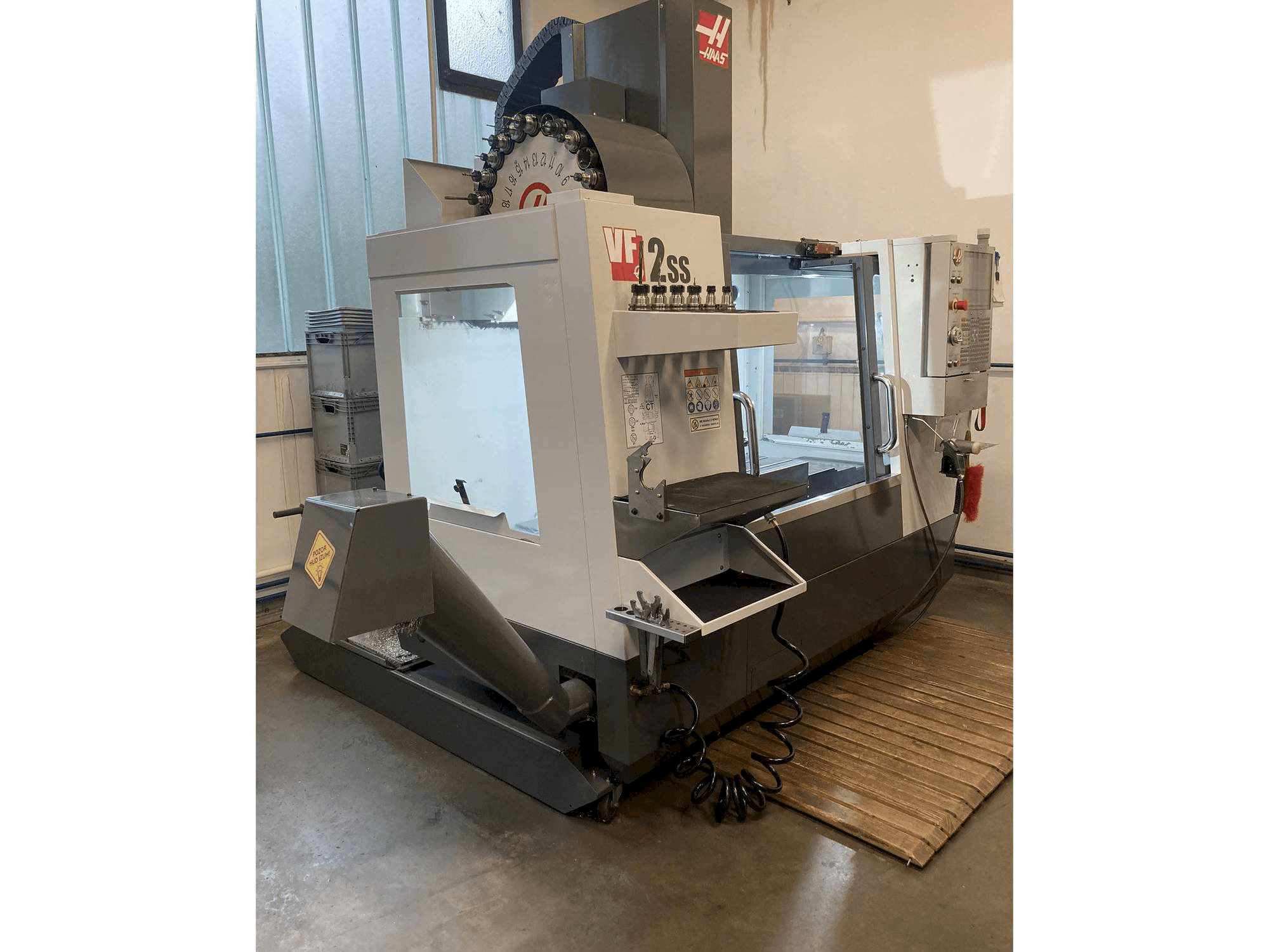 HAAS VF-2 SS-maskinen sedd från vänster sida