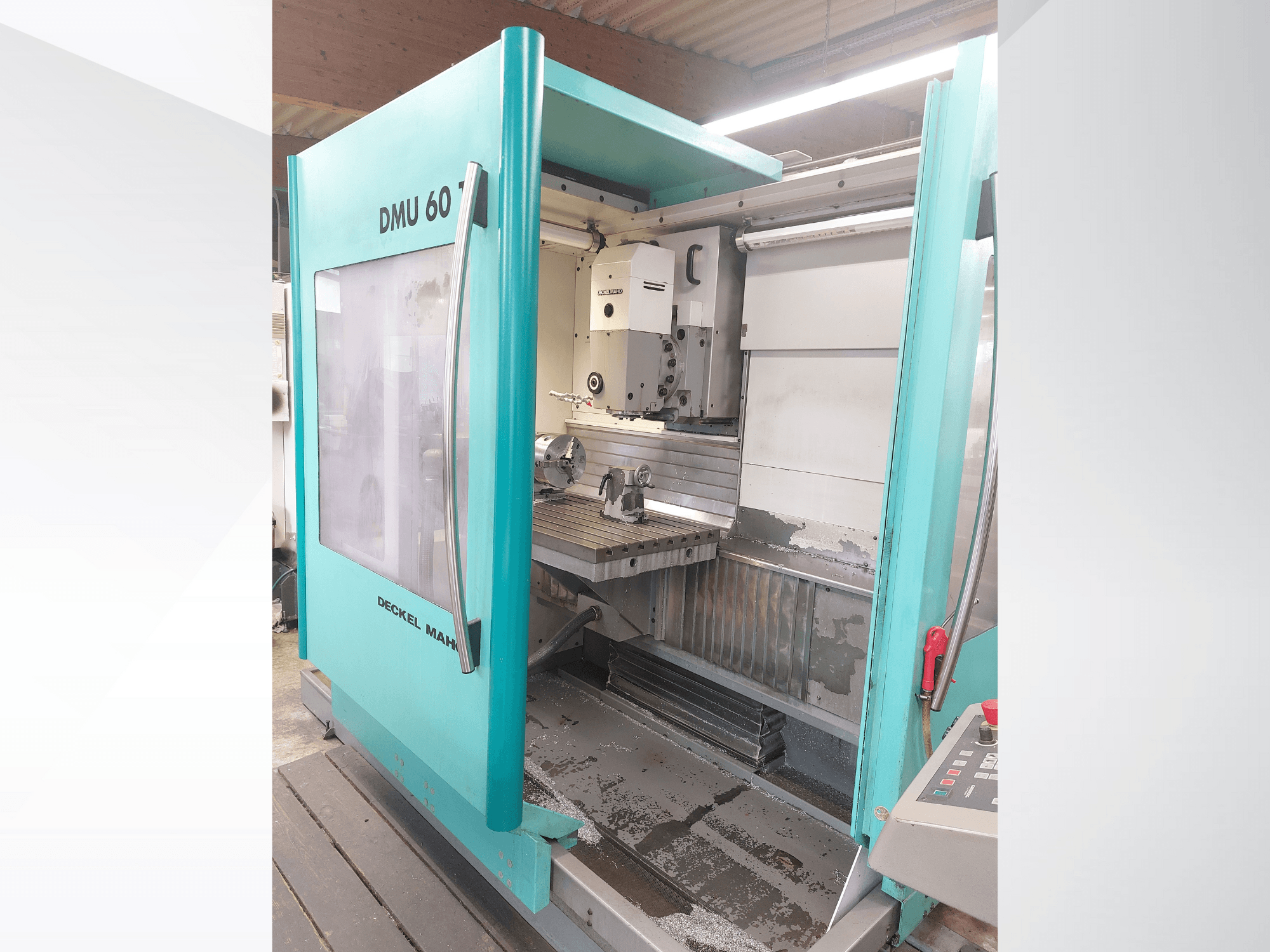Deckel MAHO DMU 60 CNC-maskin, vy framifrån. Med synlig kontrollpanel och fräsbord med arbetsstycksuppställning.