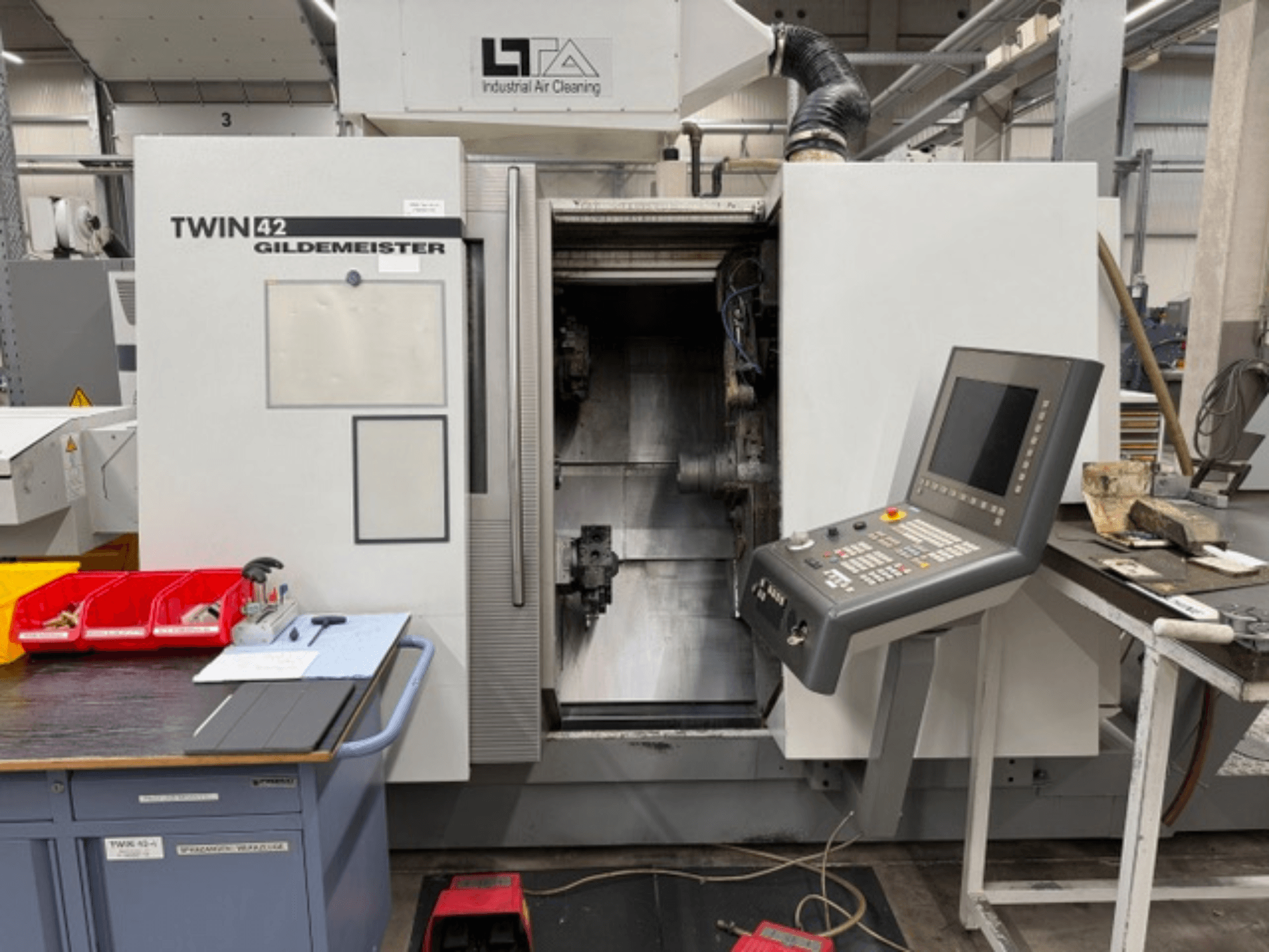 Gildemeister TWIN 42 horisontell svarv, framifrån med kontrollpanelen och det öppna arbetsområdet.