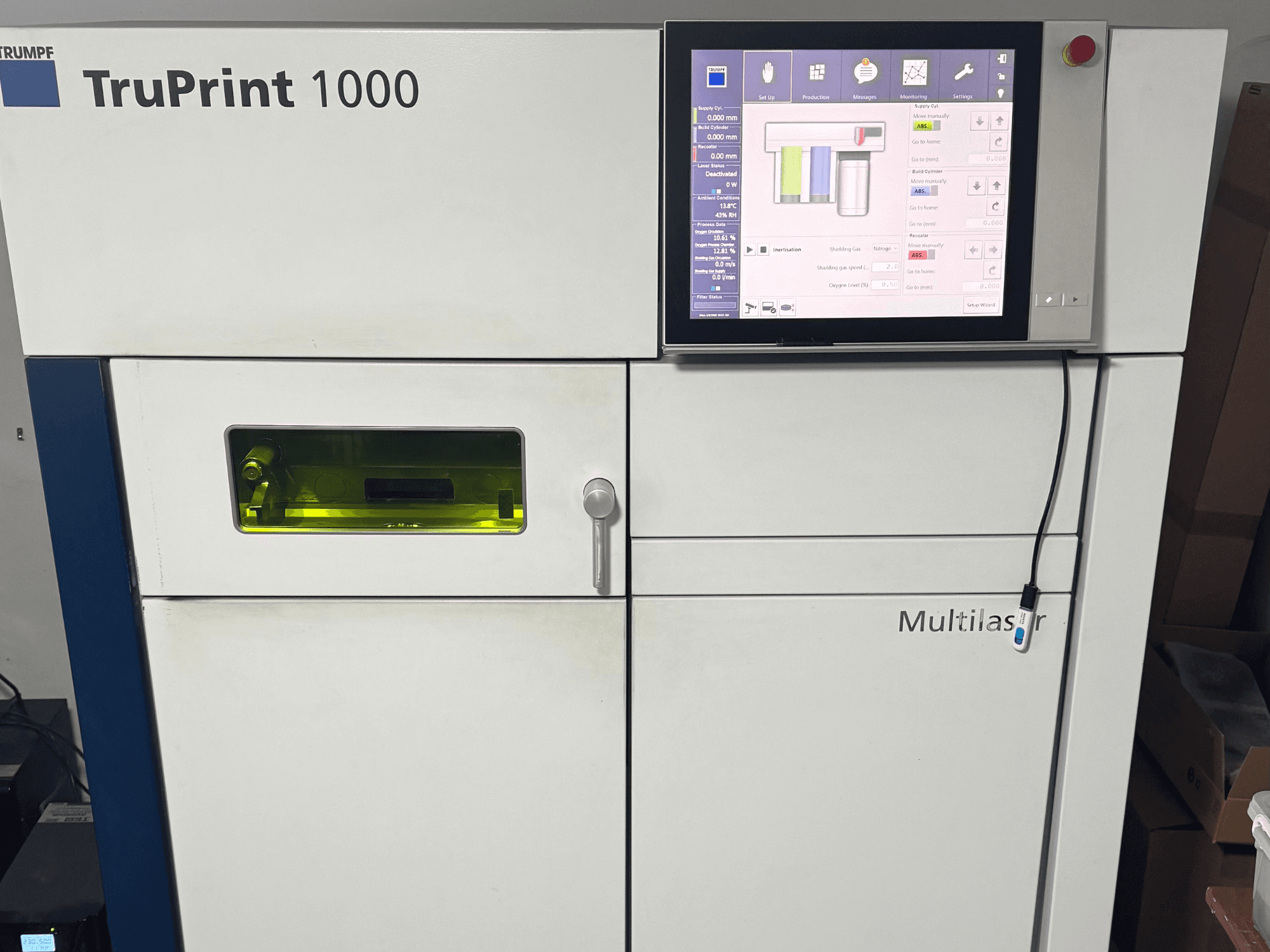 TruPrint 1000 från Trumpf, framifrån, med en digital kontrollpanel och ett genomskinligt inspektionsfönster för övervakning.