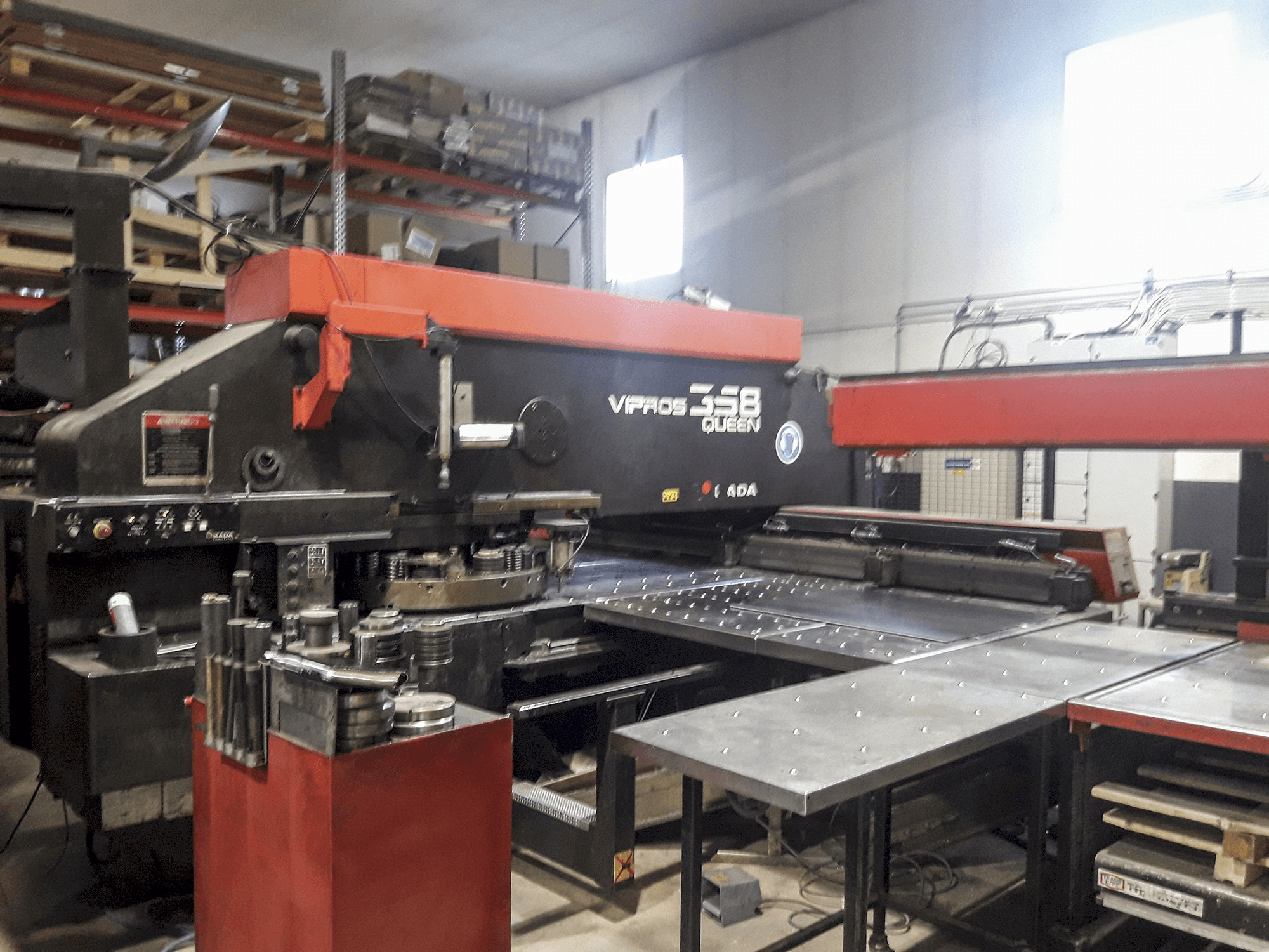 AMADA-maskinen sedd från höger358 Vipros QUEEN