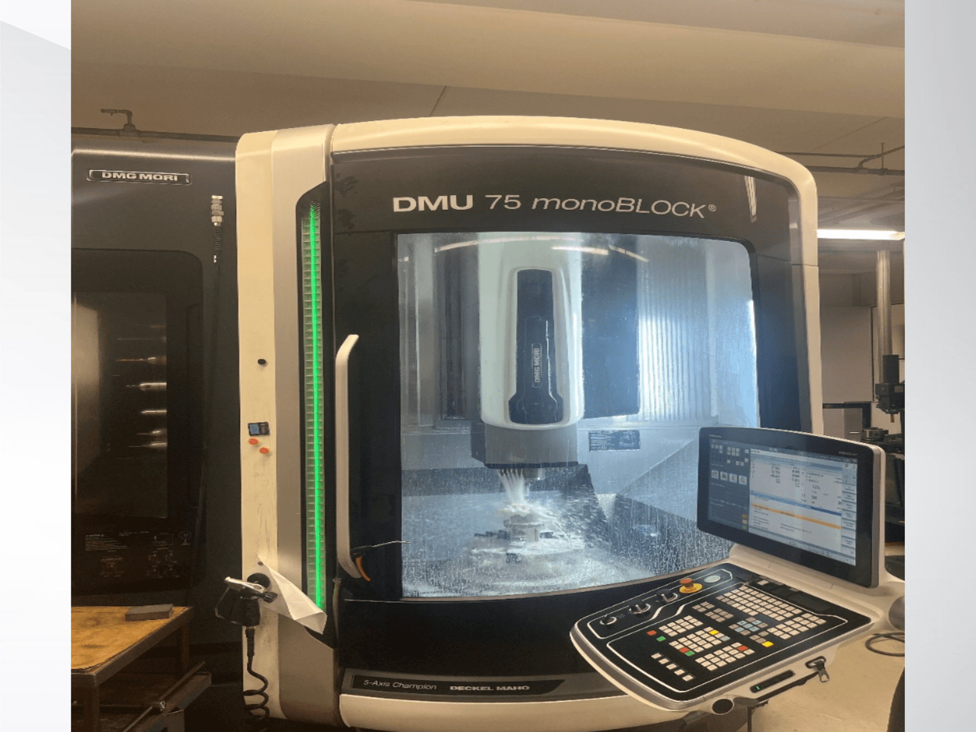 DMG MORI DMU 75 monoBLOCK universellt bearbetningscenter sett framifrån, med kontrollpanelen och fräsområdet i fokus.