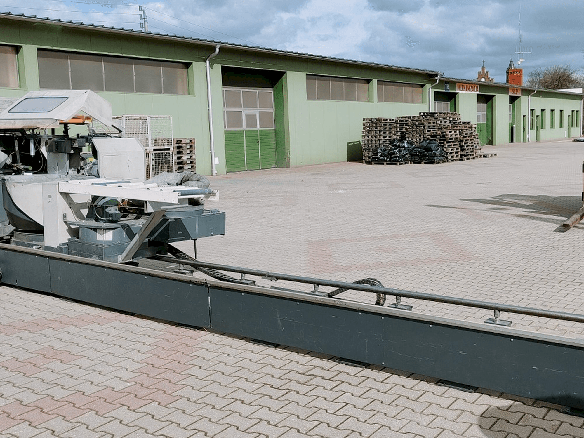 Elumatec DG 244/2-maskinen framifrån