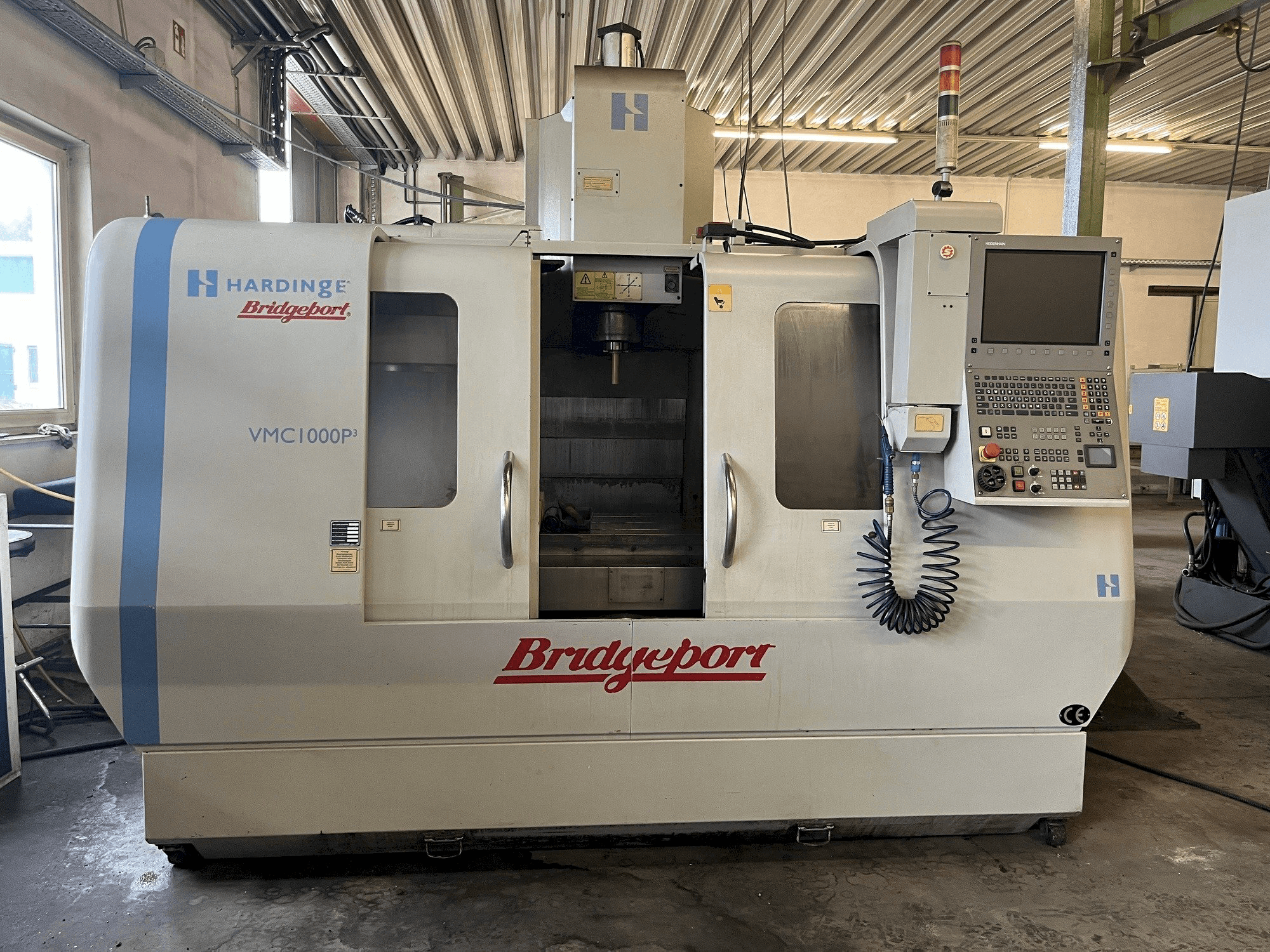 Hardinge Bridgeport VMC 1000 P3-maskinen framifrån