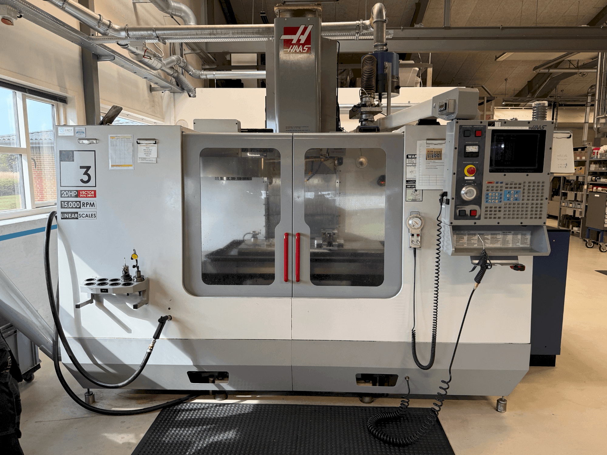 HAAS VF-3DHE-maskinen framifrån