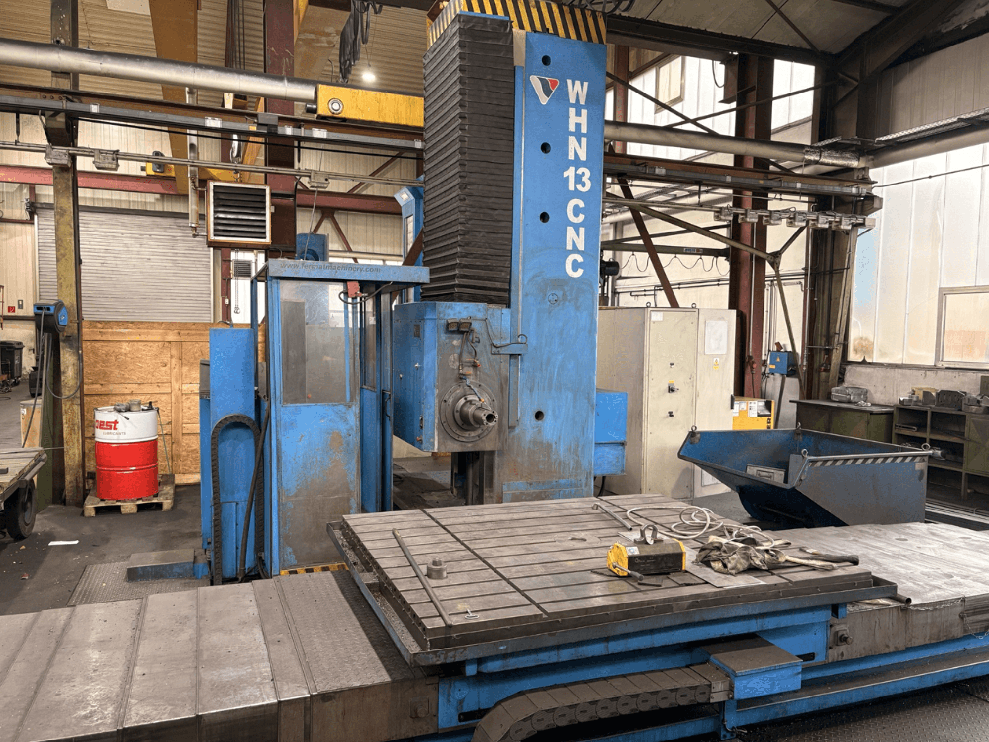 FERMAT WHN 13.8 CNC-bearbetningscenter (horisontellt), framifrån med kontrollpanelen, arbetsbordet och detaljer från den industriella miljön.