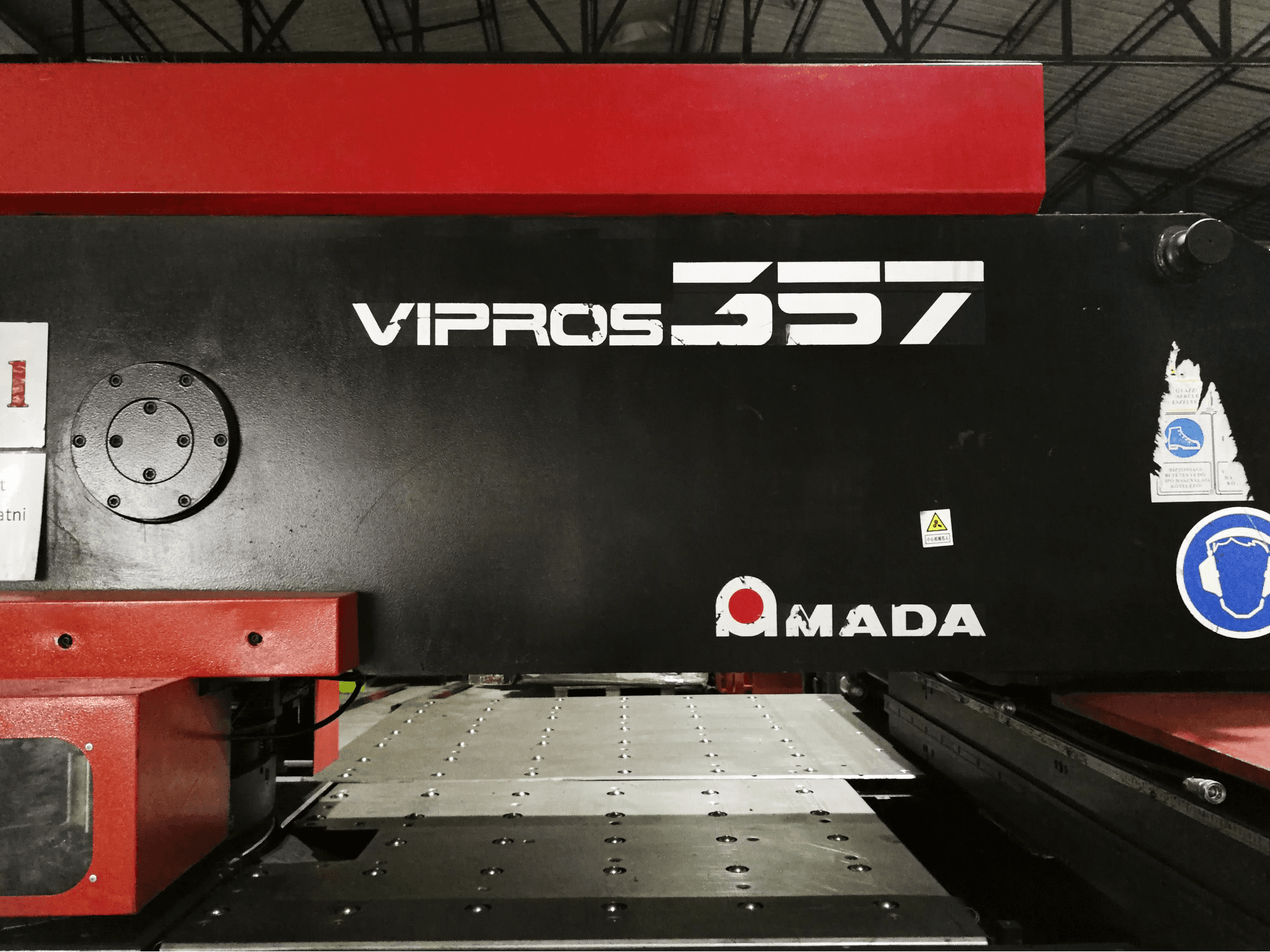 AMADA-maskinen framifrånVipros 357