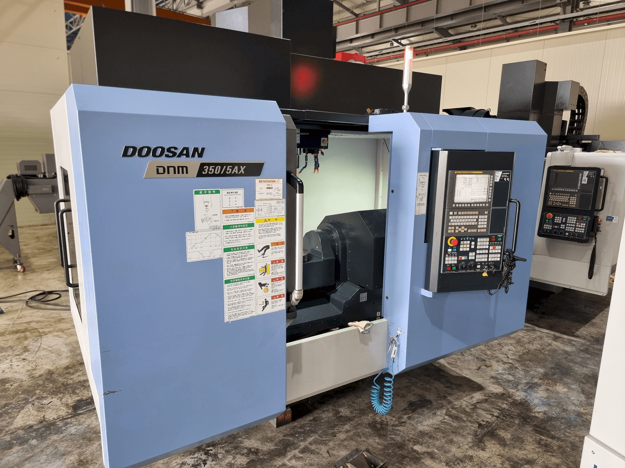 Doosan DNM350/5AX-maskinen framifrån