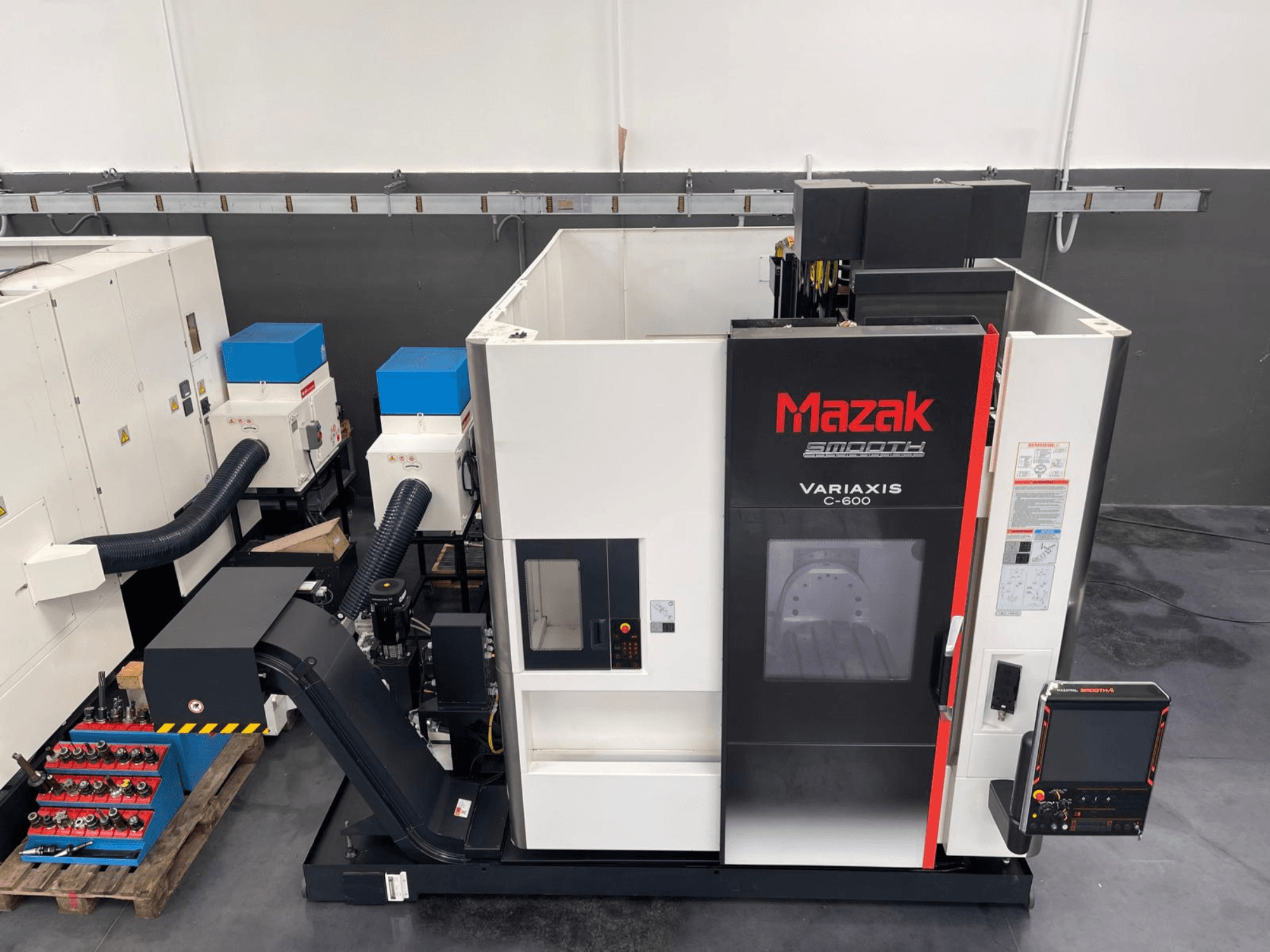Mazak VARIAXIS C 600 vertikalt bearbetningscenter, framifrån med kontrollpanel och verktygsförvaring.