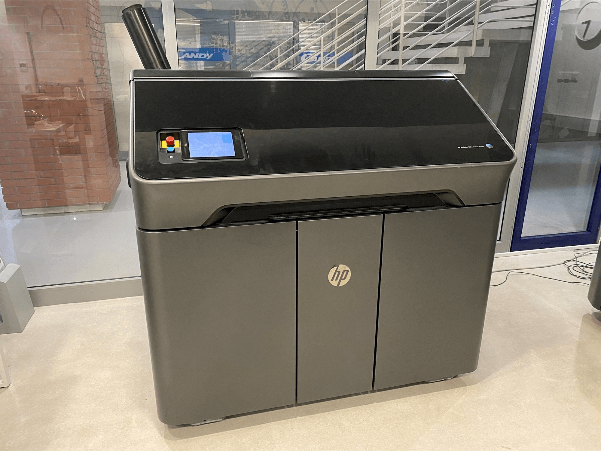 HP Jet Fusion 580 Color 3D printer M2K85A-maskinen framifrån