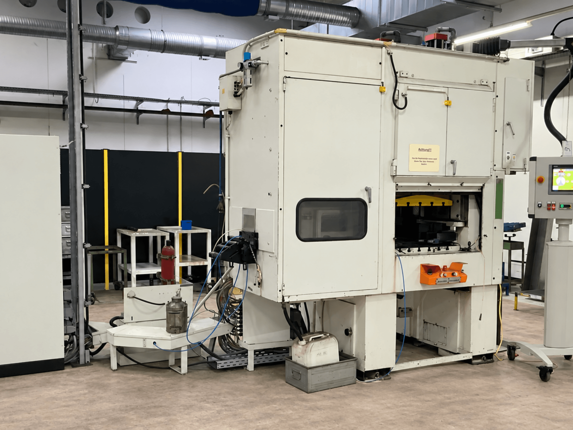 KAISER V50W mekanisk höghastighetsstanspress – framifrån, med kontrollpanel, säkerhetsfunktioner och arbetsområde.