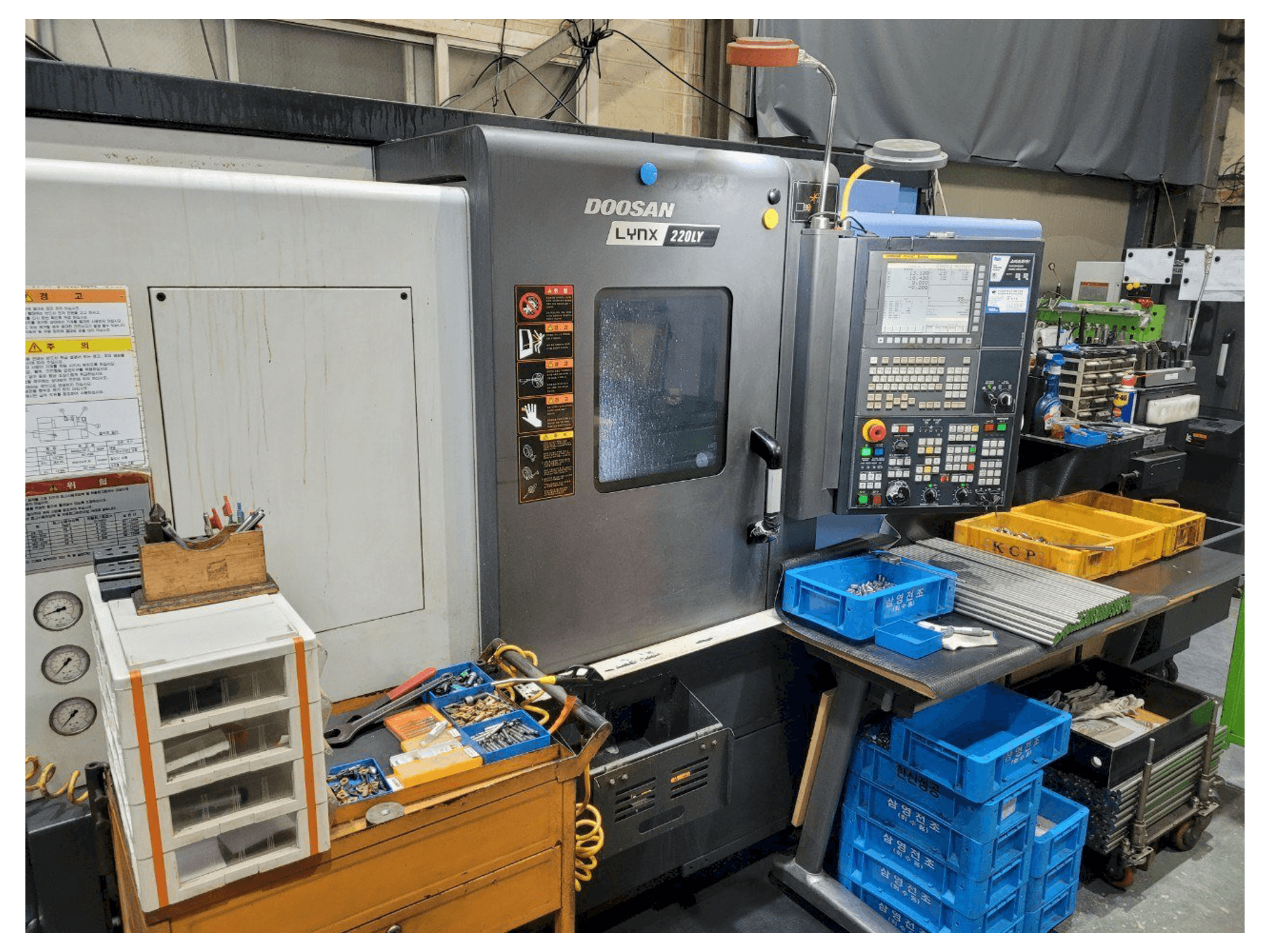 Doosan LYNX220LYA-maskinen framifrån