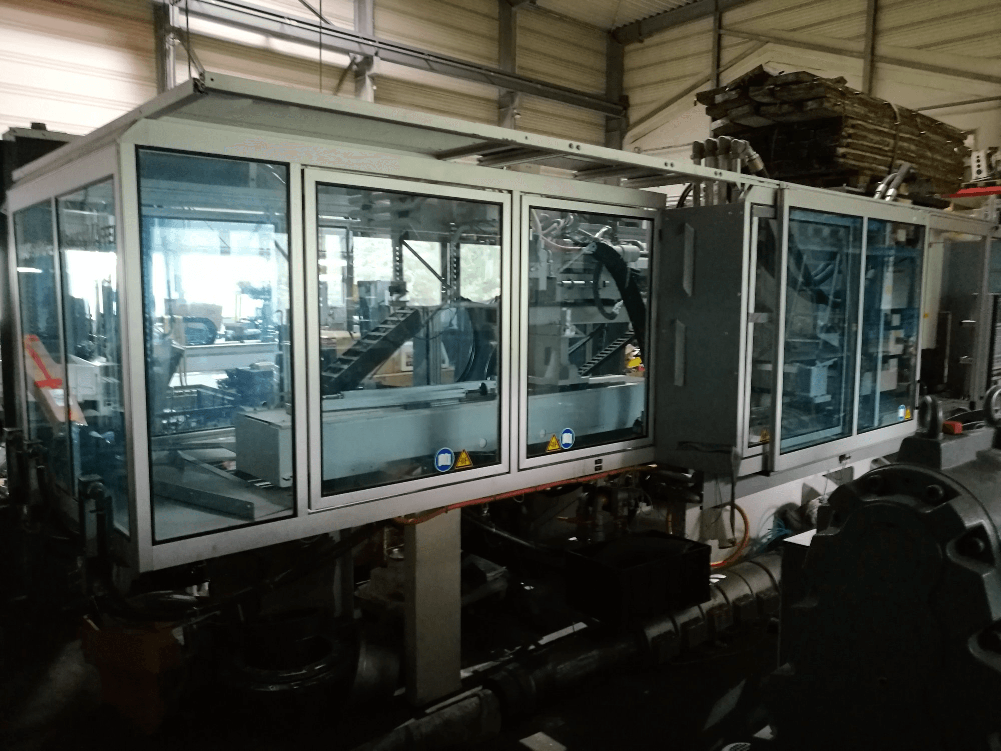 Krauss Maffei-maskinen framifrån280-700-700 C3 Twin