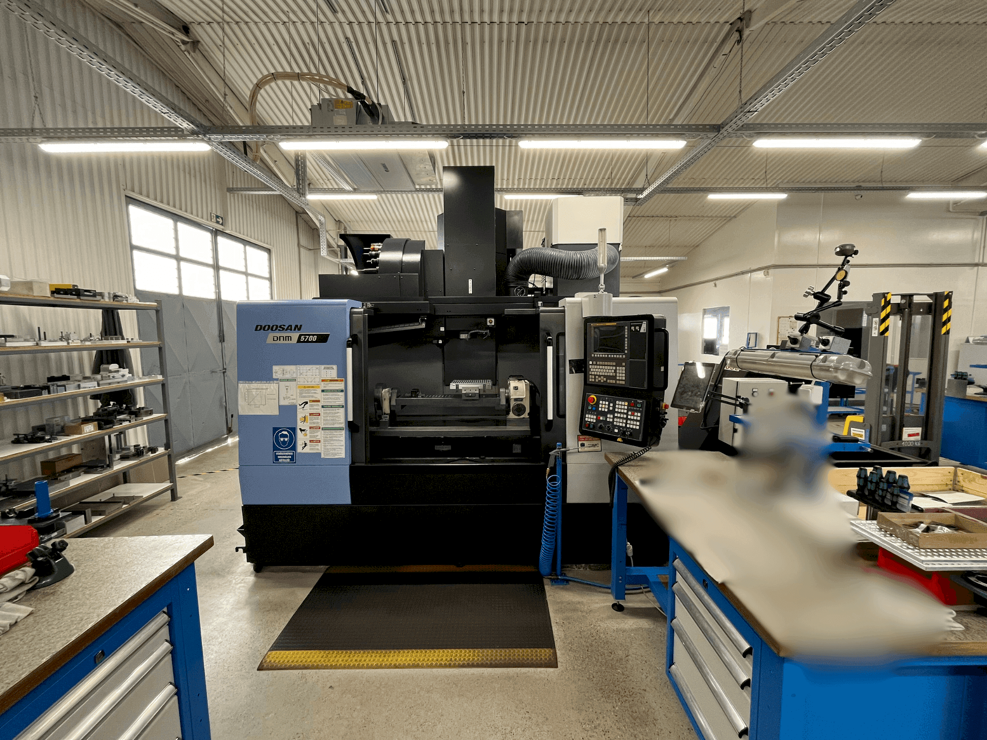 DOOSAN DNM 5700-maskinen framifrån