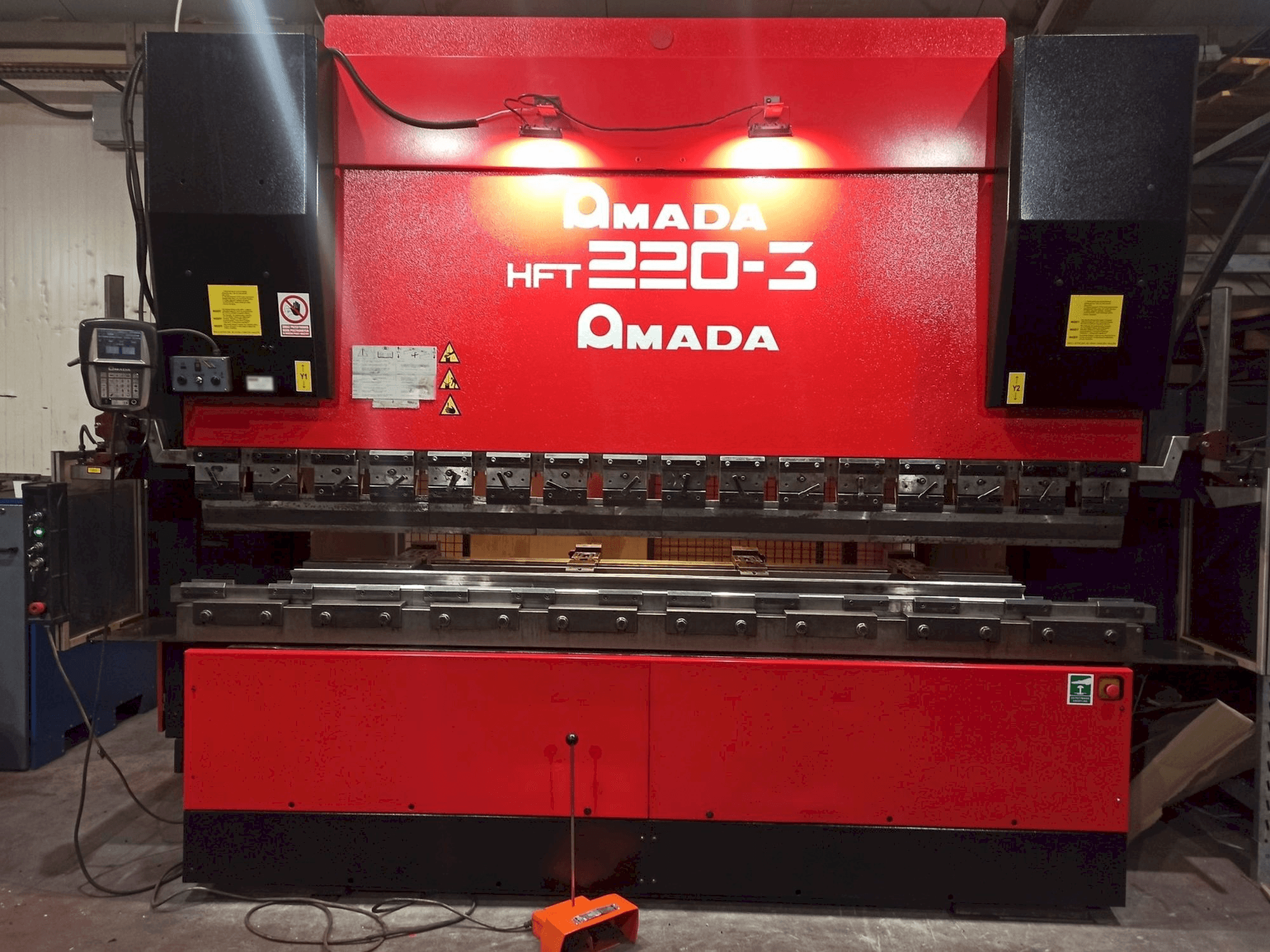AMADA HFT 220-3-maskinen framifrån