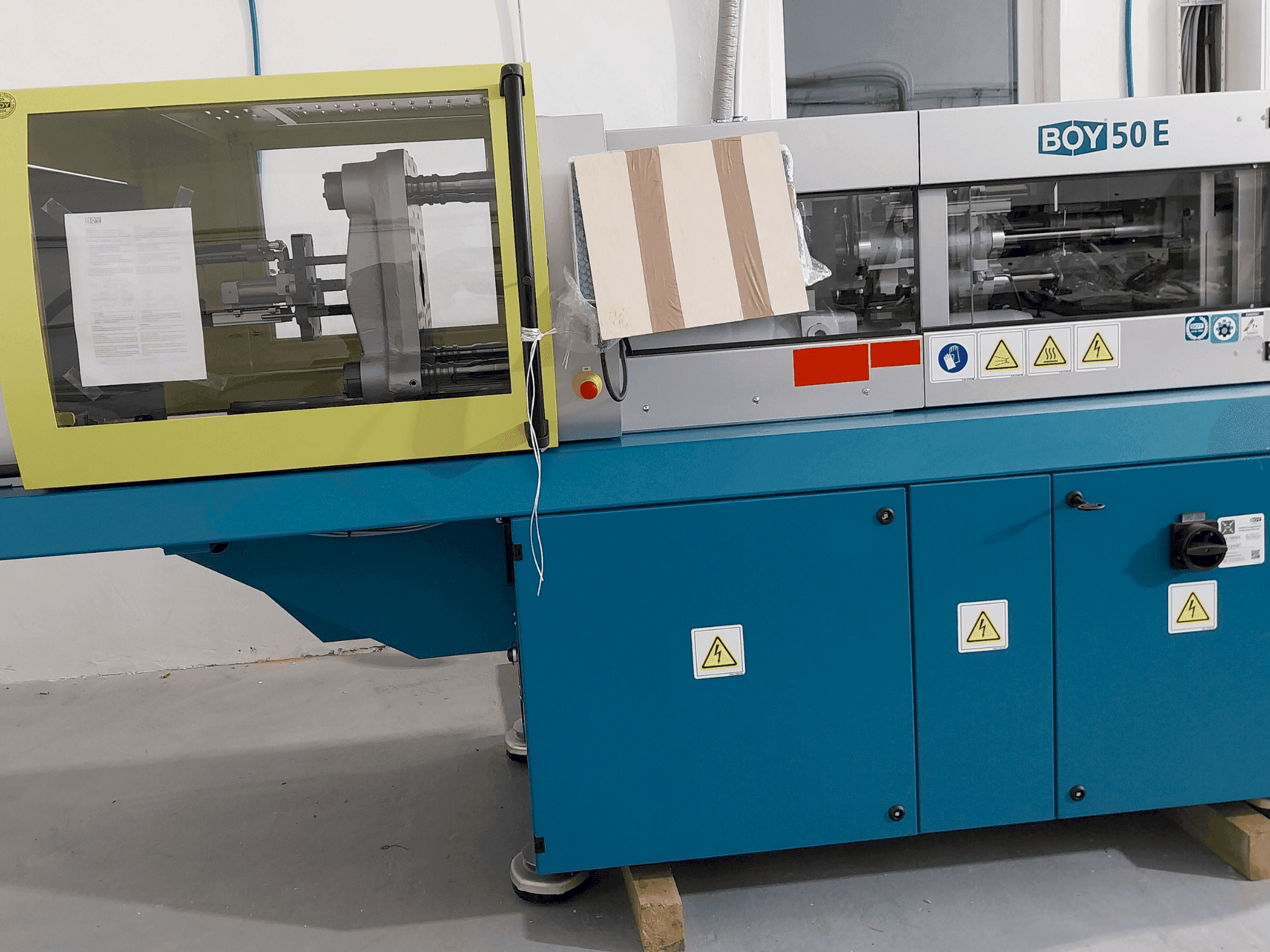 BOY 50 E-maskinen framifrån