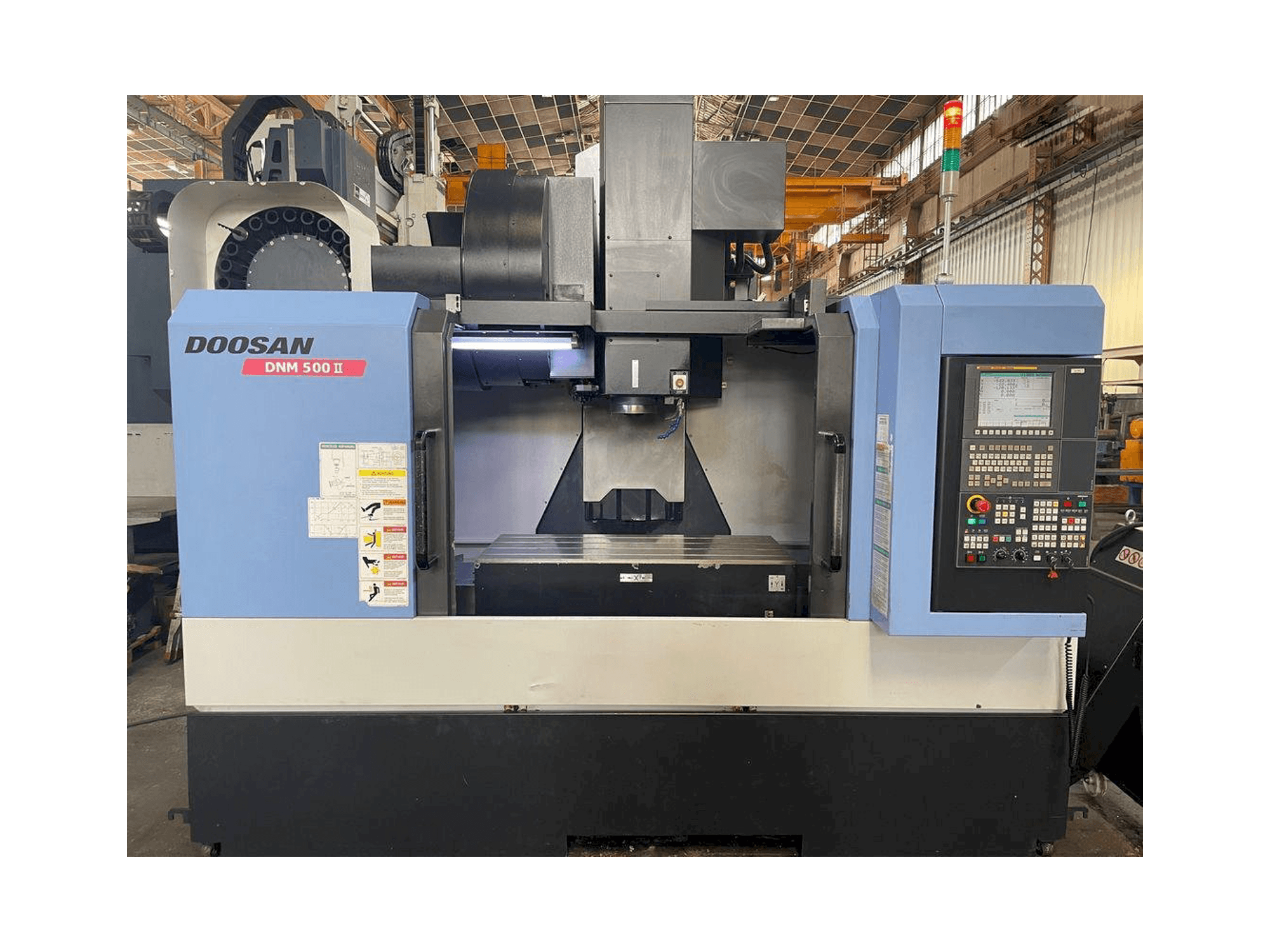 Doosan MYNX DNM 500 II-maskinen framifrån
