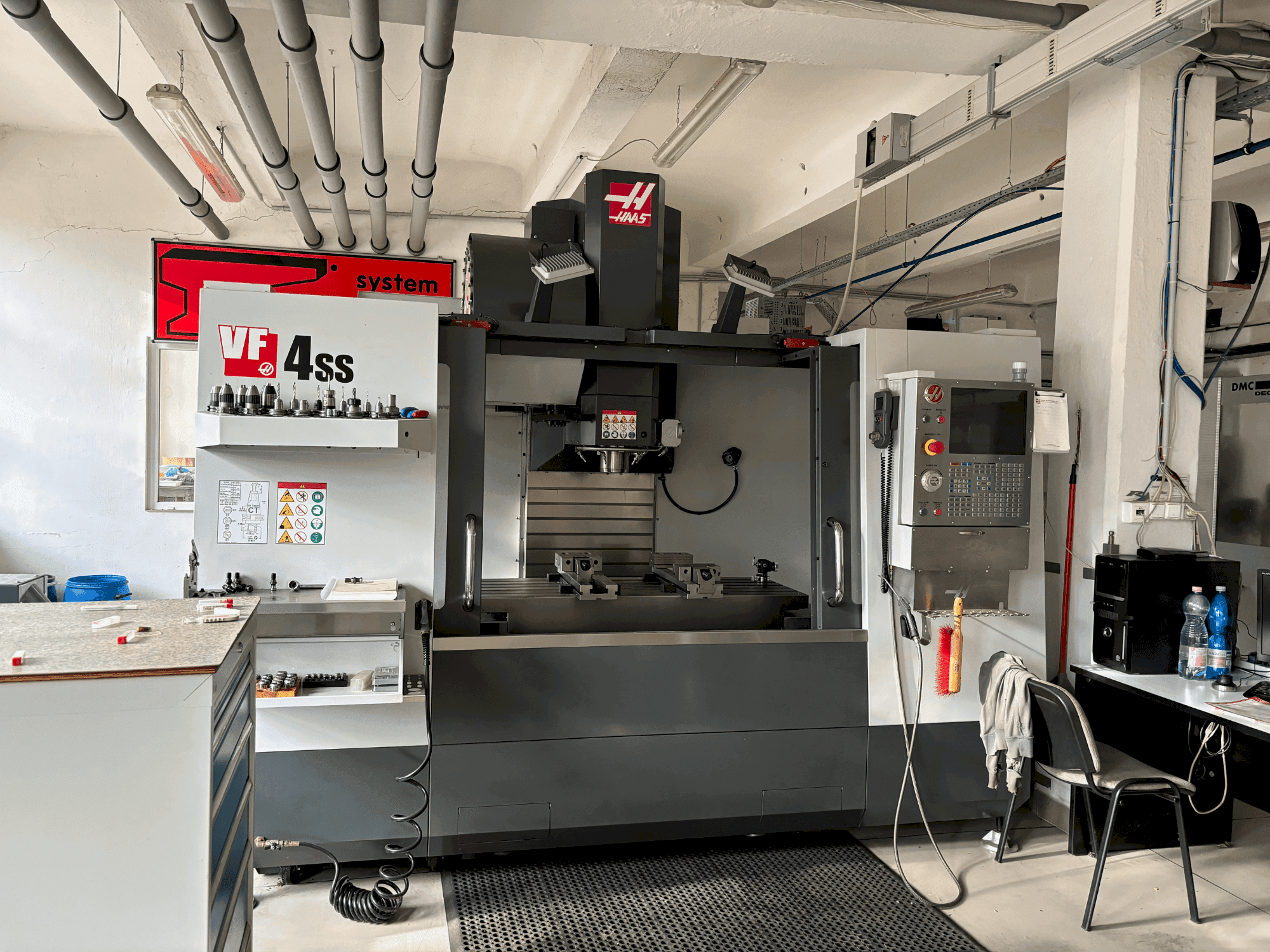 HAAS HASS VS4SS-maskinen framifrån