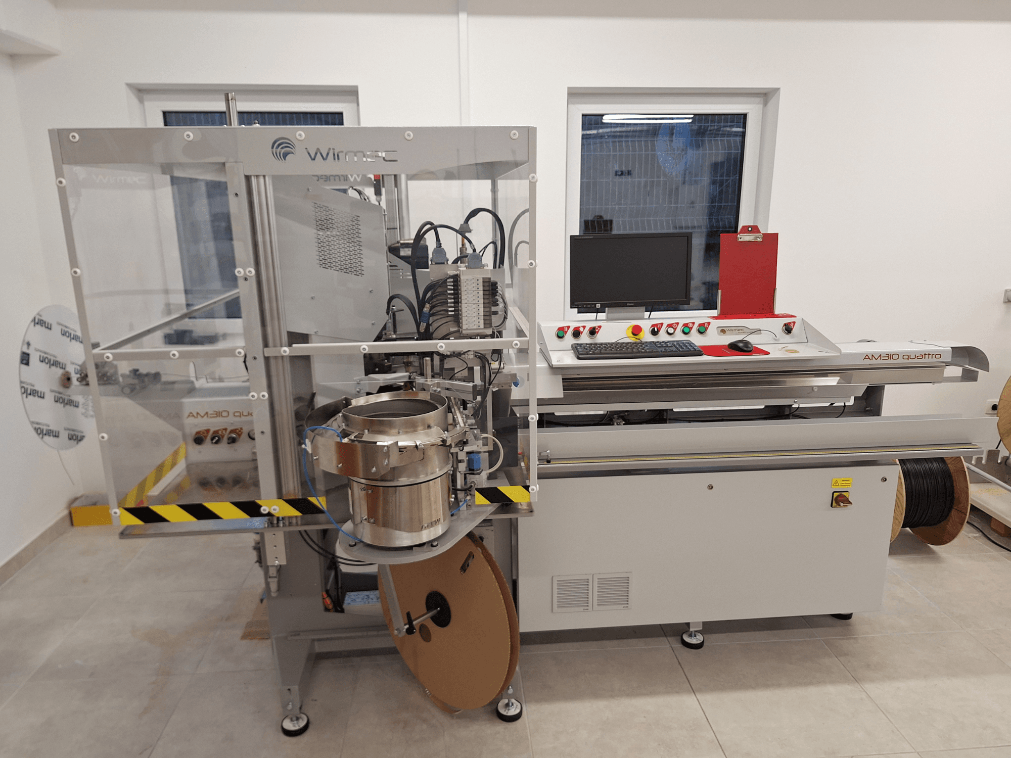 WIRMEC AM310-117 verktygsmaskin, framifrån, med kontrollpanel, dator och komponenter i rostfritt stål, placerad i ett arbetsutrymme.