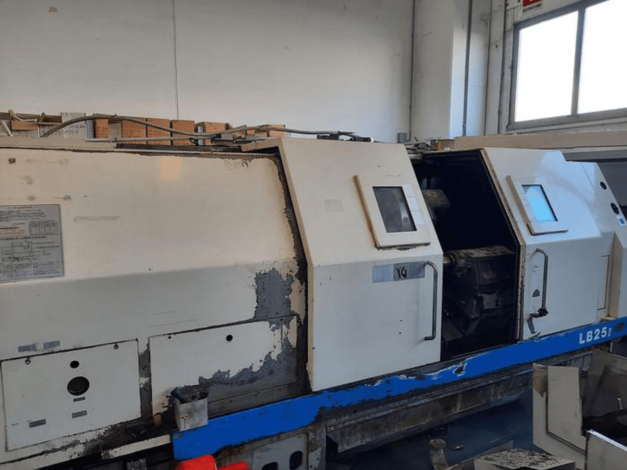 Begagnad svarv LB251, sidovy som visar sliten utsida, öppen panel som avslöjar inre mekanism och manöverreglage.