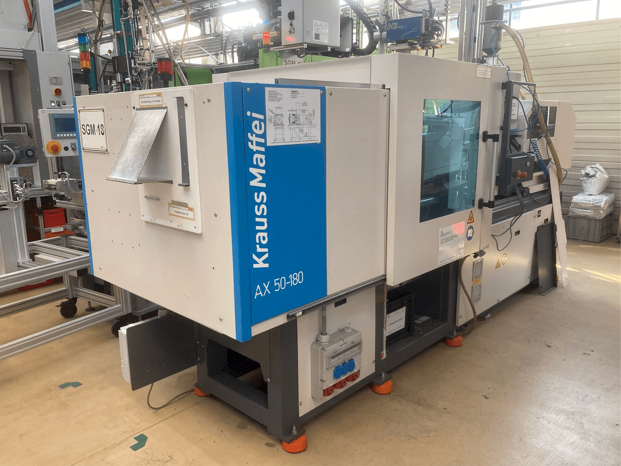 Krauss Maffei AX 50-180-maskinen sedd från vänster sida