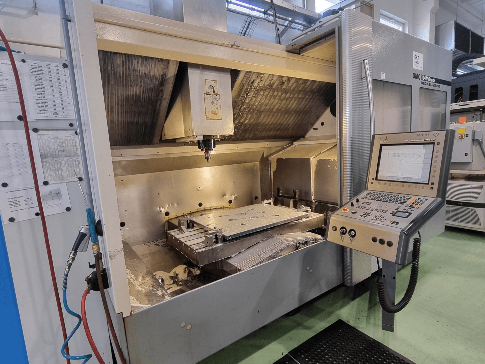 DMG DECKEL MAHO DMC 104V – linjärt vertikalt bearbetningscenter, framifrån sett med kontrollpanelen och bearbetningsområdet synliga.