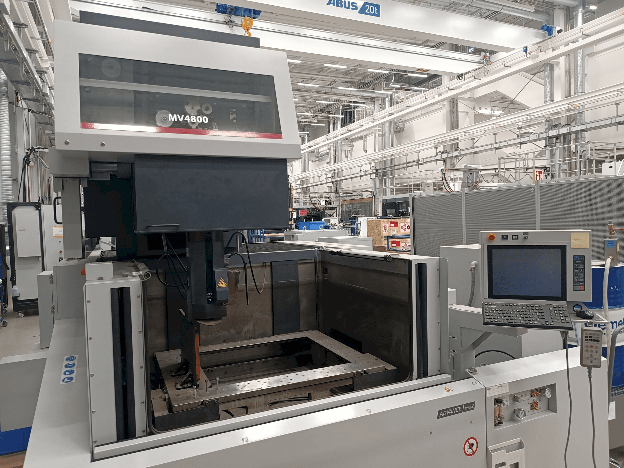 Mitsubishi MV4800-maskinen framifrån