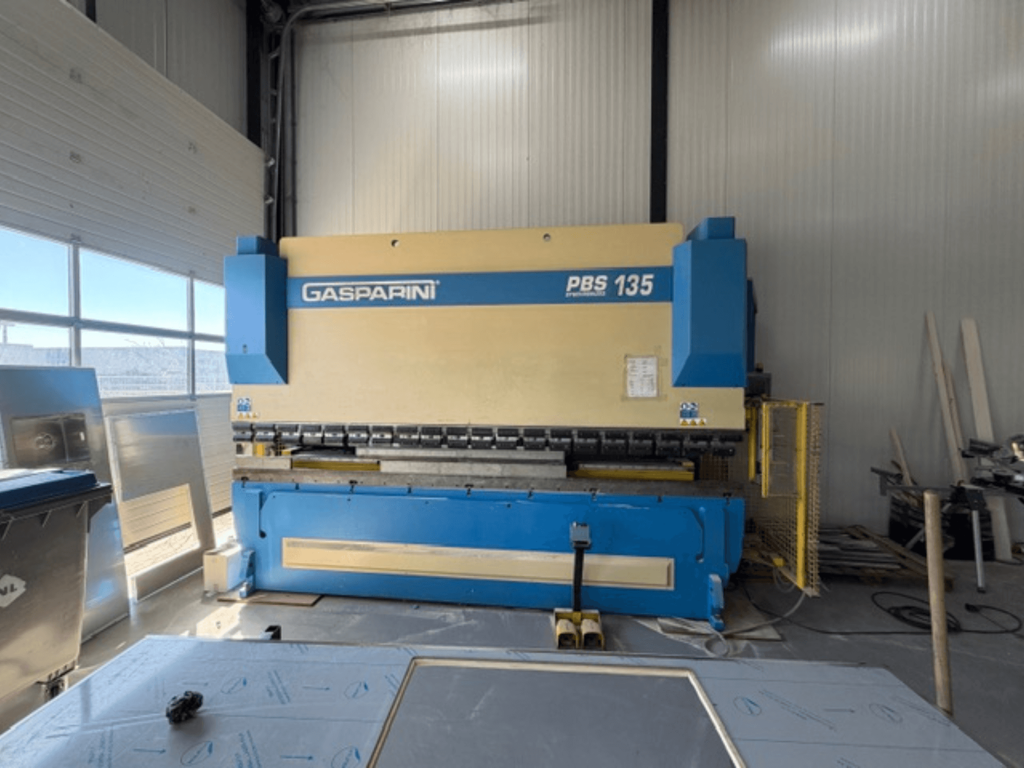 GASPARINI PBS 1 125/4000 FP kantpress i en verkstad, framifrån med reglage och bockverktyg.