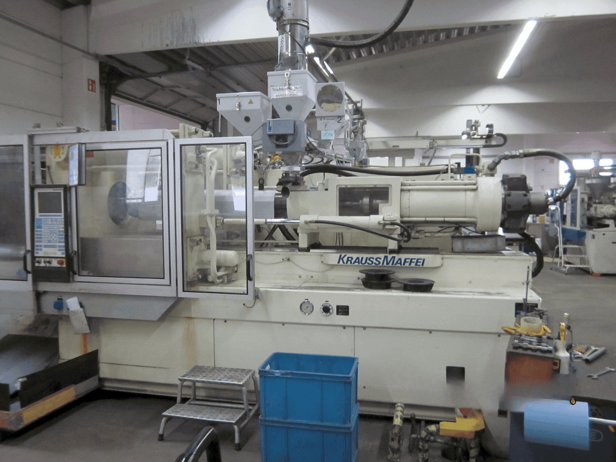 Krauss Maffei 350-1900 C1-maskinen framifrån