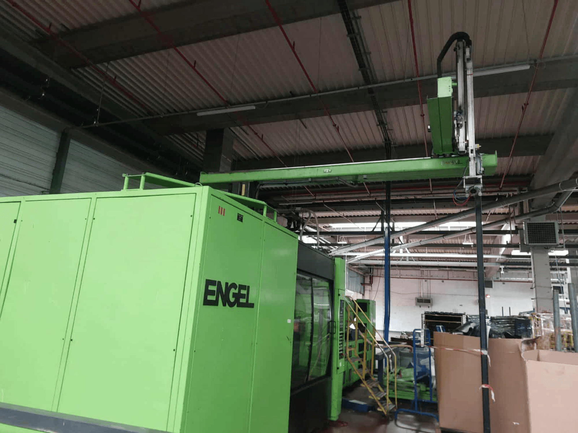 Green Engel ES 16050/1100 DUO hydraulisk formsprutningsmaskin, sidovy som visar lastutrymme och kontrollpanel.