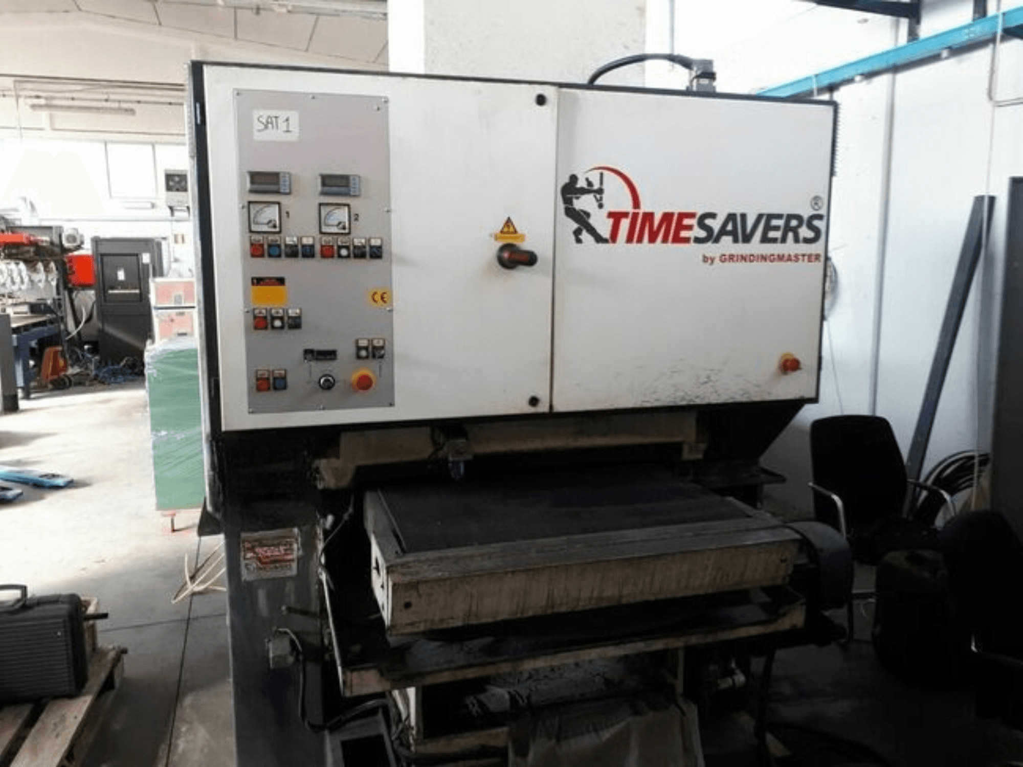 Framsida av avgradningsmaskinen TIMESAVERS 41-SERIE-900-WW, med kontrollpanel försed med vridreglage, knappar och mätare.