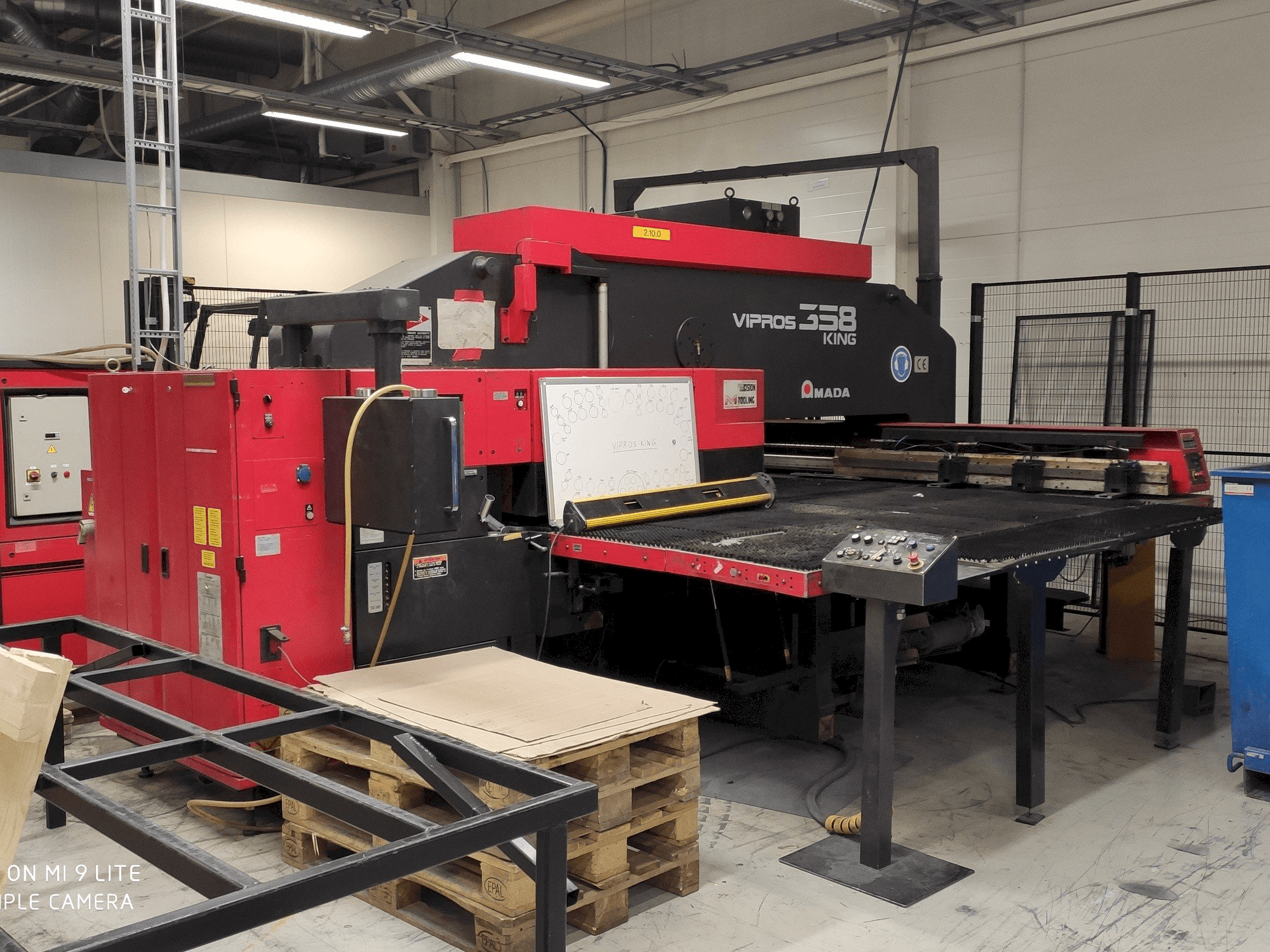 AMADA Vipros 358 King FS18 PC EMC-maskinen framifrån