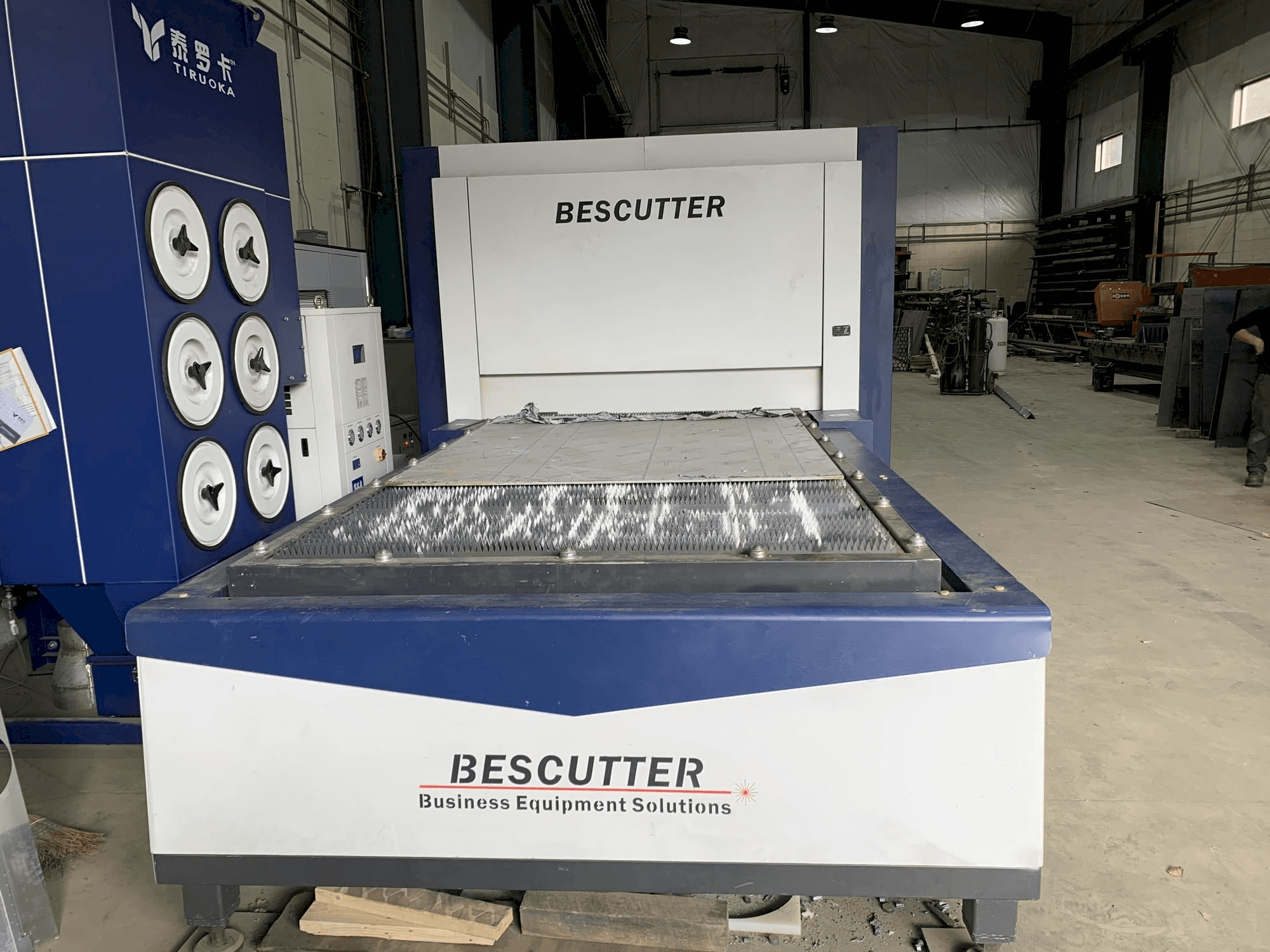 BESCUTTER Tital-8000W IPG-maskinen framifrån