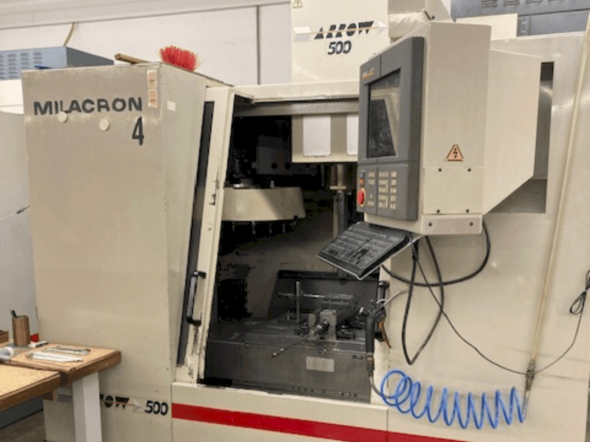 Cincinnati Milacron Arrow 500-maskinen framifrån