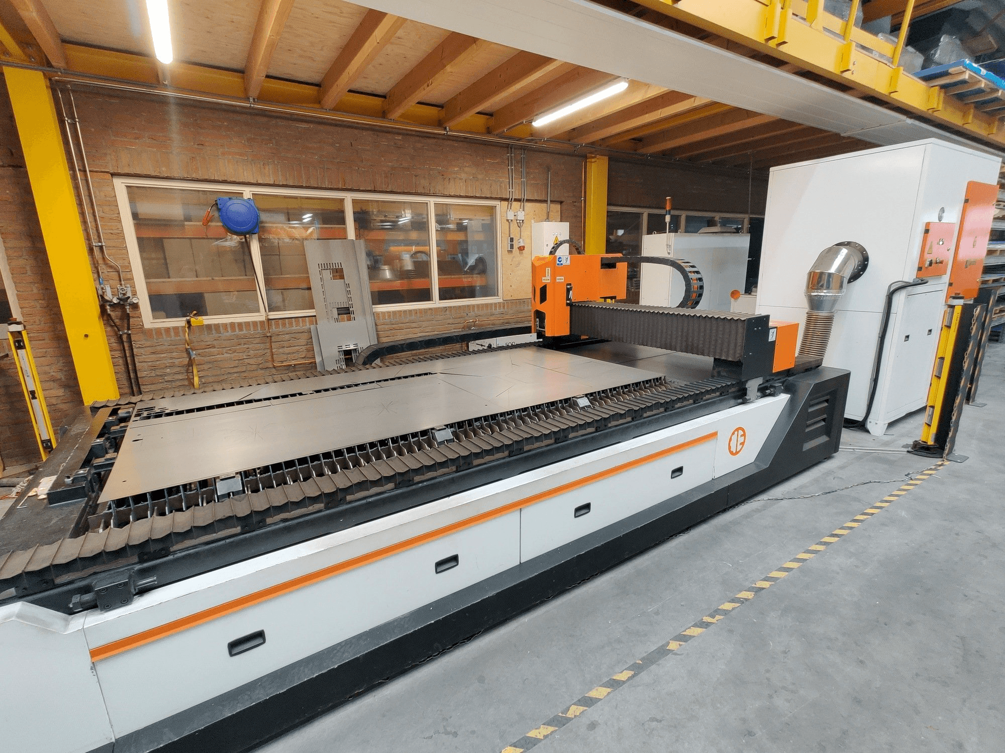 ERMAKSAN Fibermak Hawk 3015 1kw fiber-maskinen framifrån