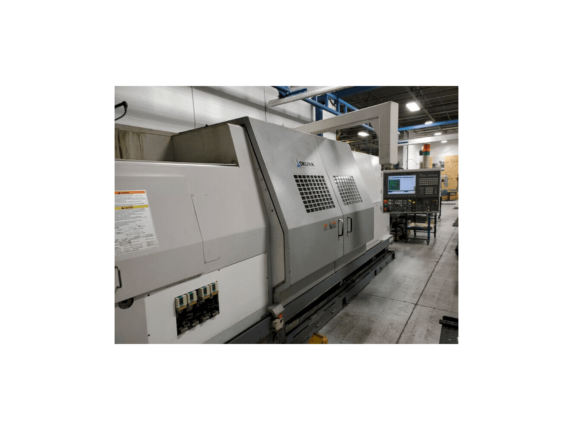 Okuma LB45 II-maskinen sedd från vänster sida