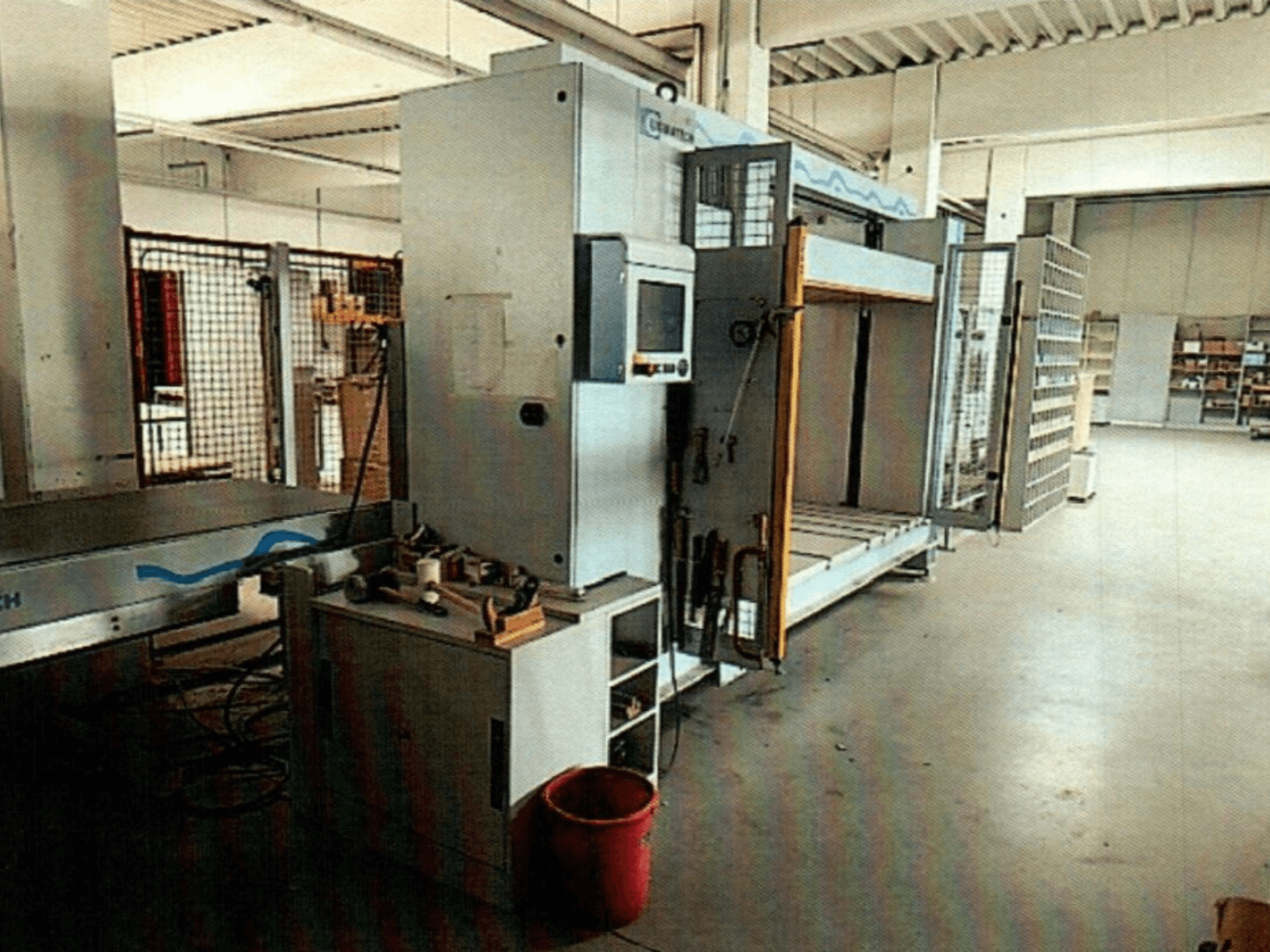 LIGMATECH MPH 510/25/09 lamineringspress i fabriksmiljö, framifrån med öppen åtkomst och kontrollpanelen synlig.