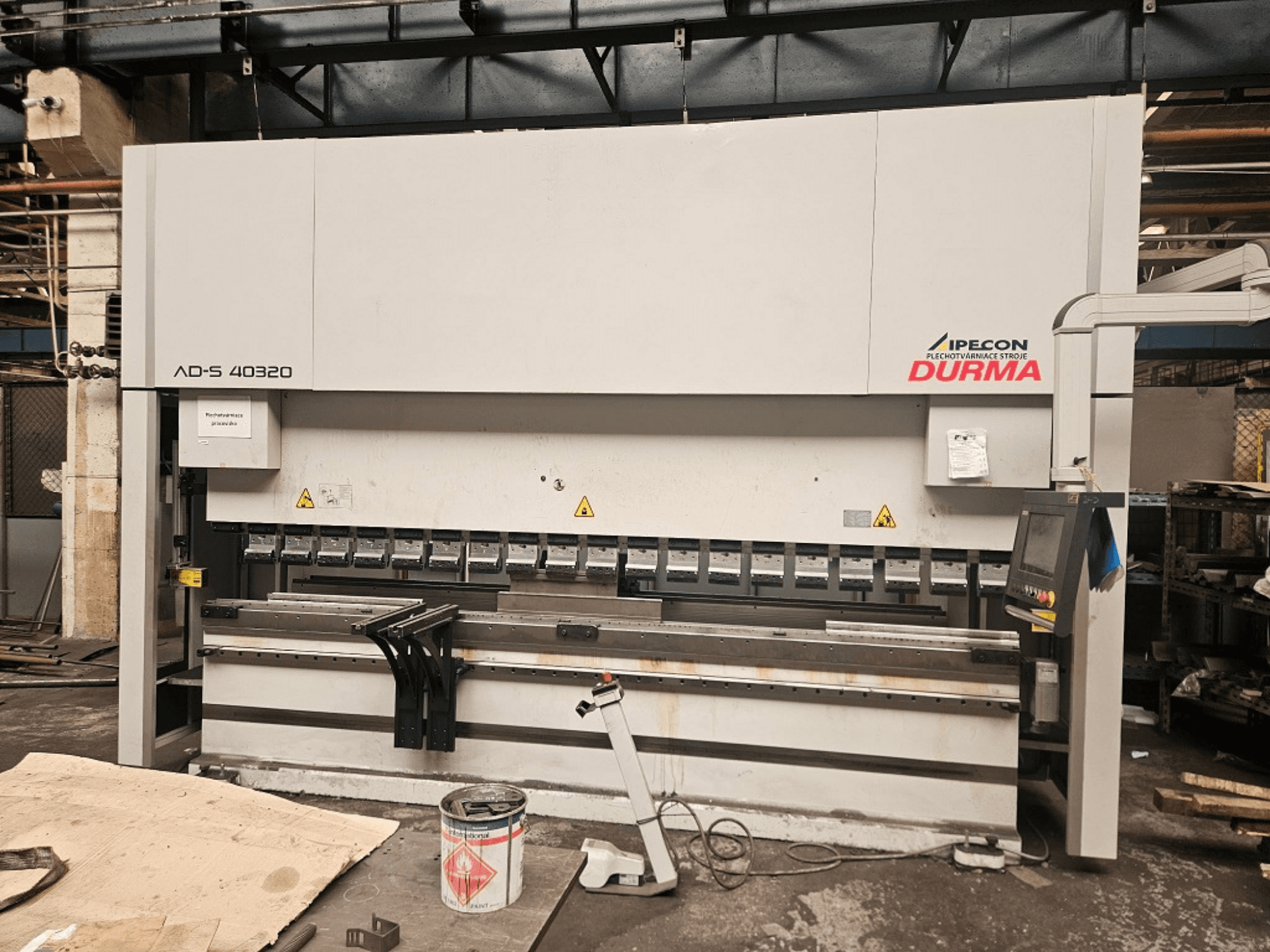 Durma AD-S 40320 kantpress sett framifrån, med kontrollpanel, bockverktyg och säkerhetsvarningar i en verkstadsmiljö.
