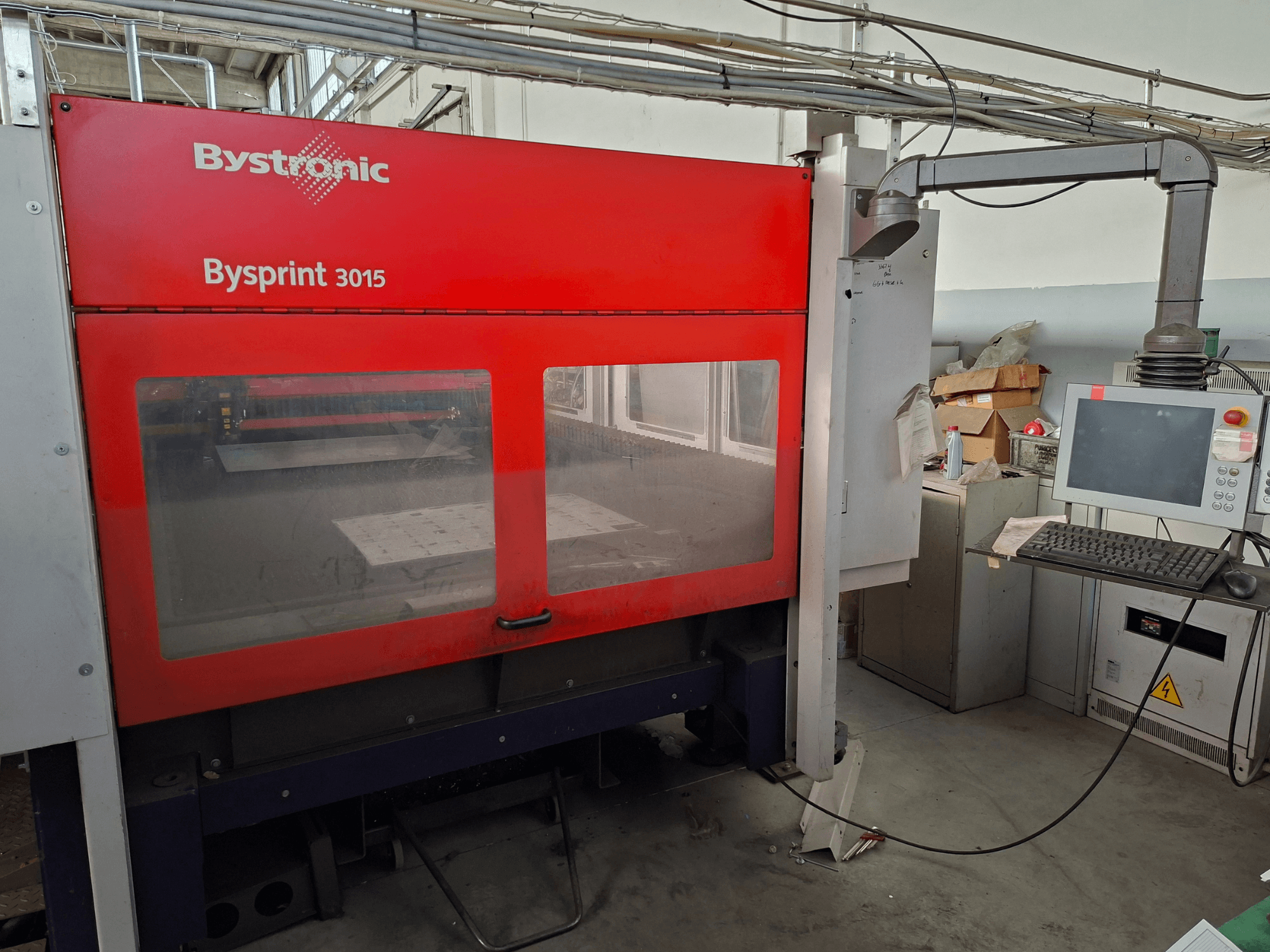 Bystronic Bysprint 3015 CO₂-laserskärmaskin, framifrån med kontrollpanelen och laserskärområdet.