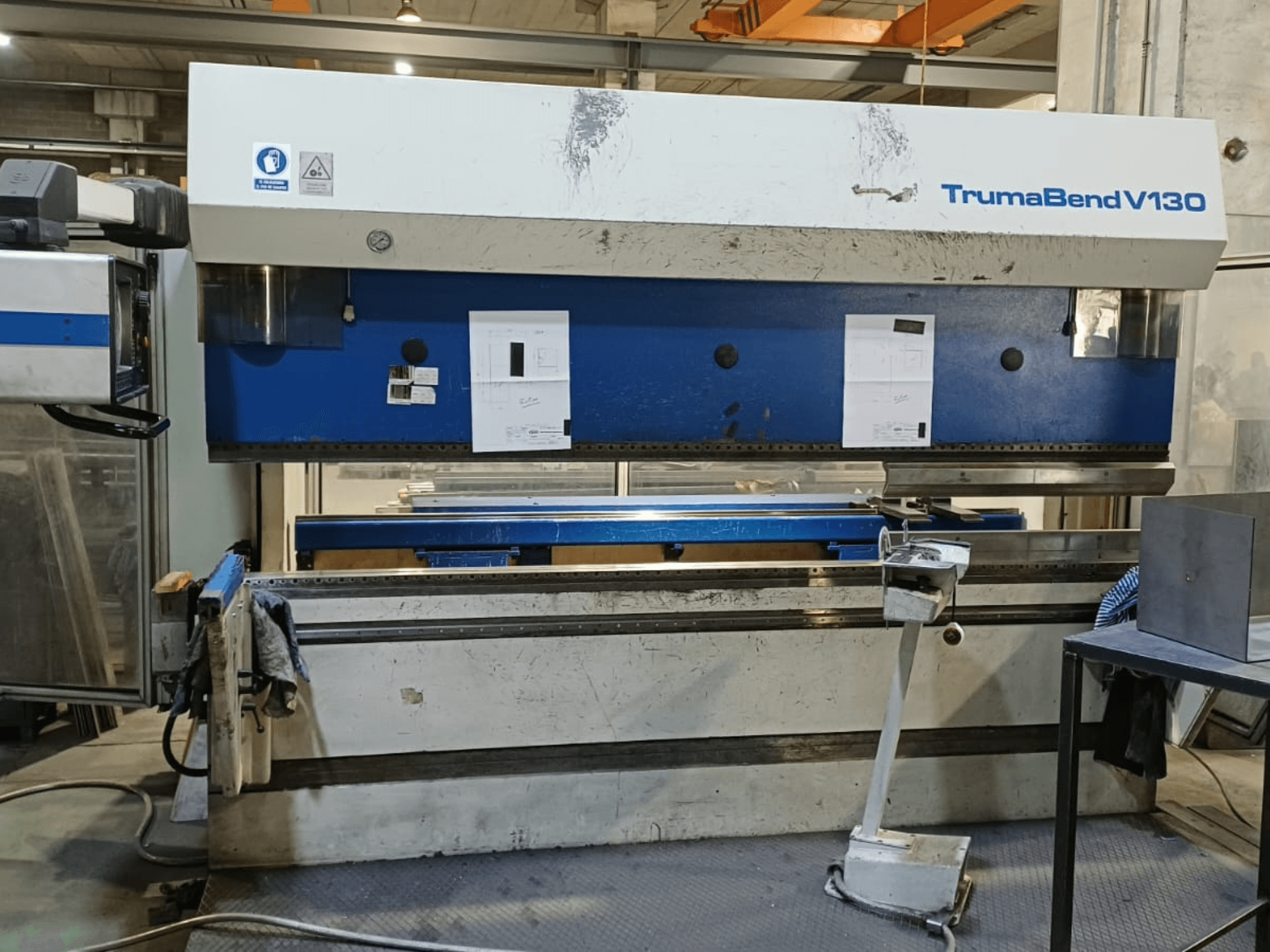 TRUMPF Trumatic Trumabend V130 kantpress sett framifrån, med kontrollpanel, arbetsyta och justerbara verktyg.