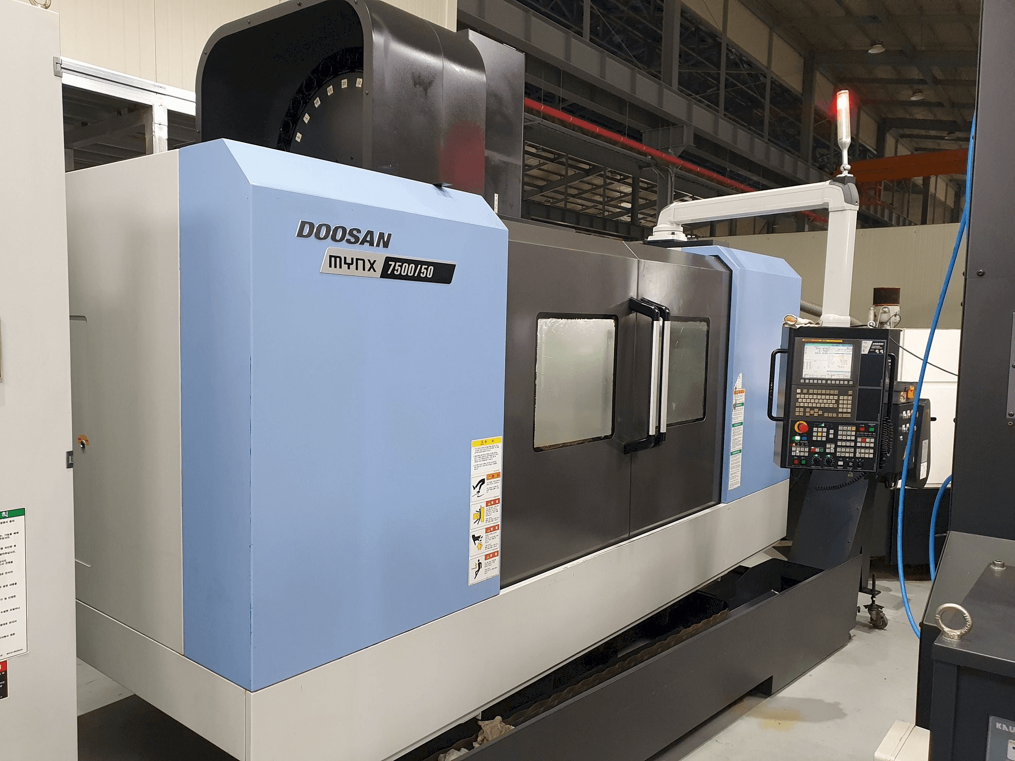 Doosan MYNX 7500/50-maskinen framifrån