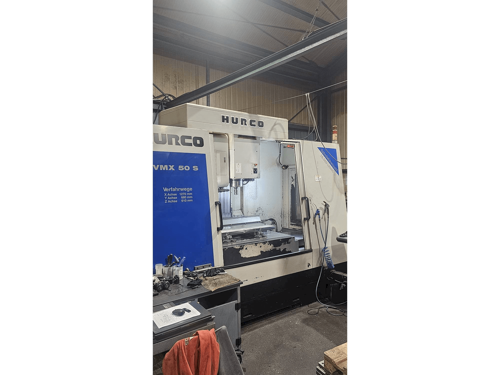 Hurco VMX 50 S-maskinen sedd från vänster sida