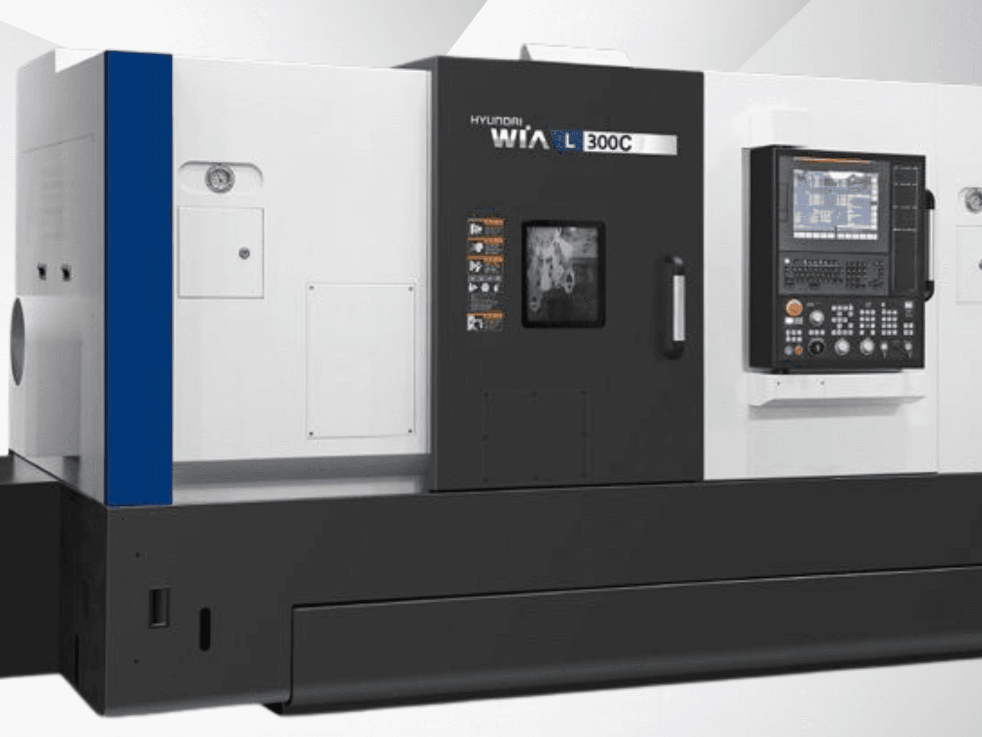 Hyundai WIA L300C CNC-svarv, framifrån, med kontrollpanel och driftdisplay. Utrustad med en elegant, modern design.